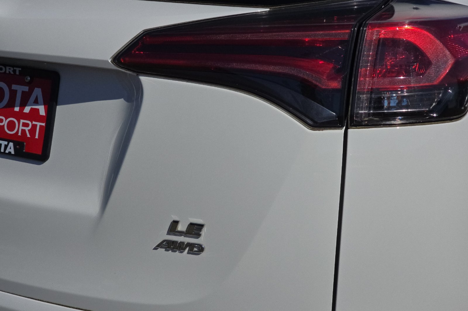 Used 2018 White Toyota LE image 22