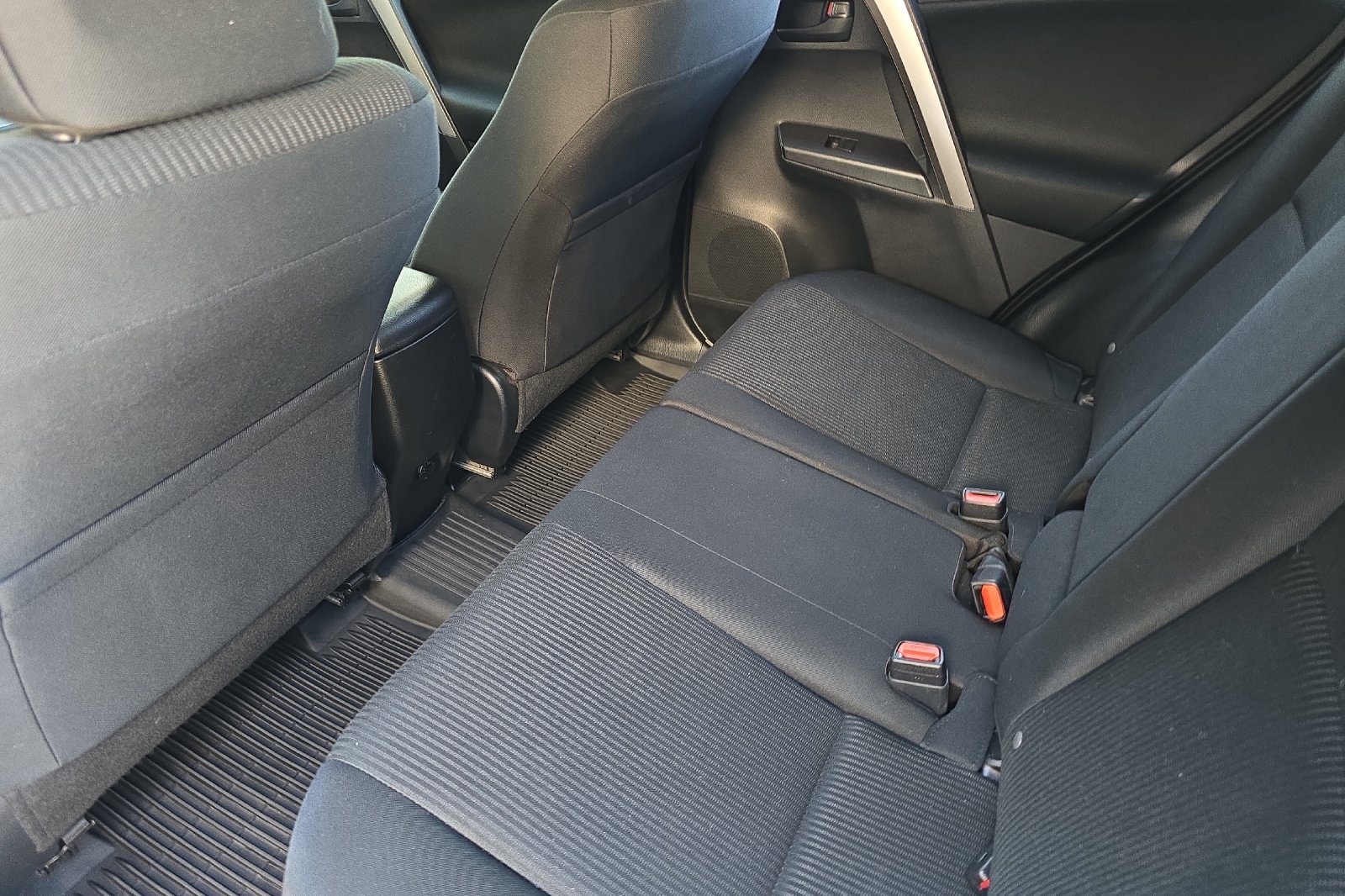 Used 2018 White Toyota LE image 9