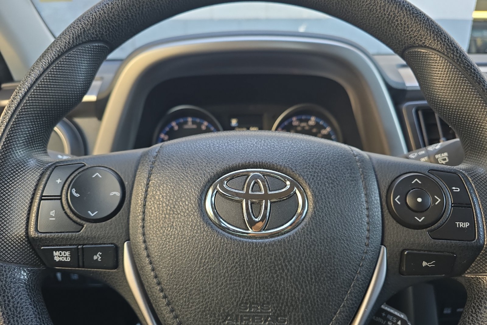 Used 2018 White Toyota LE image 19