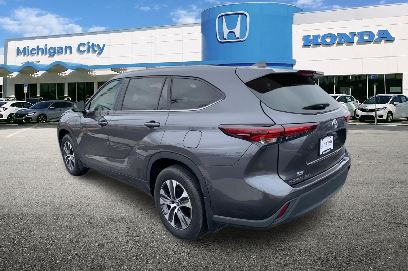 Used 2025 Gray Toyota XLE image 3