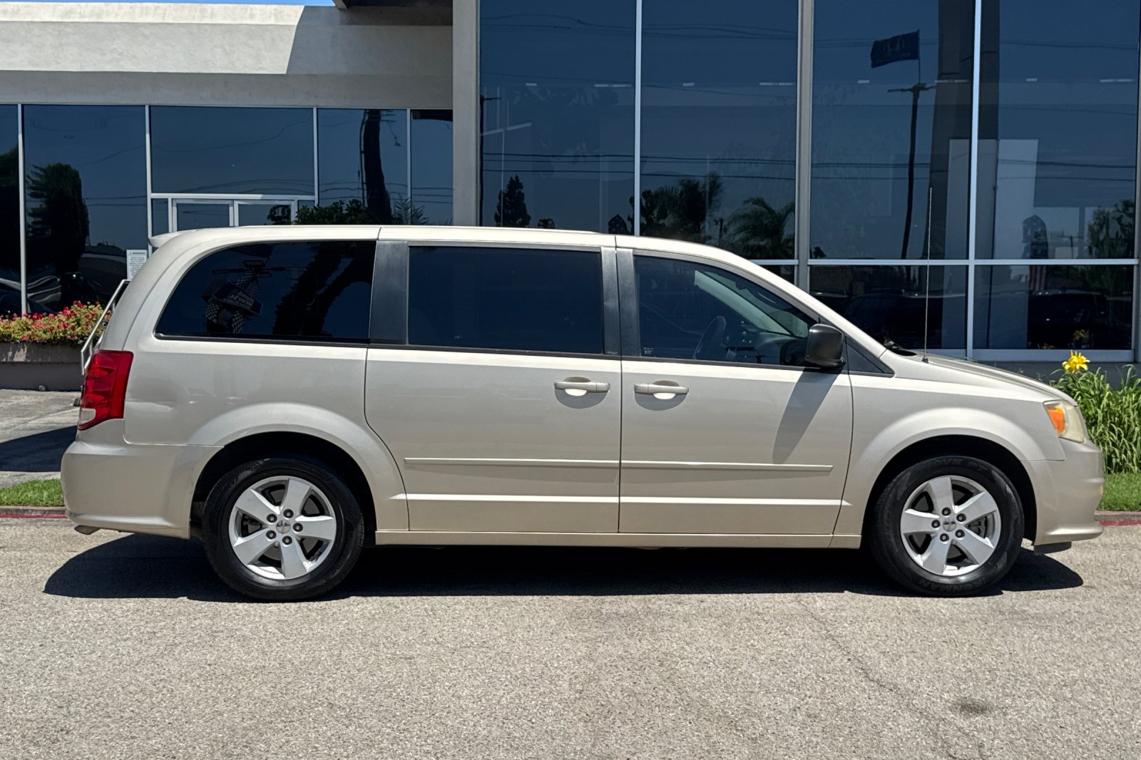Used 2013 Cashmere Pearl Dodge SE image 4