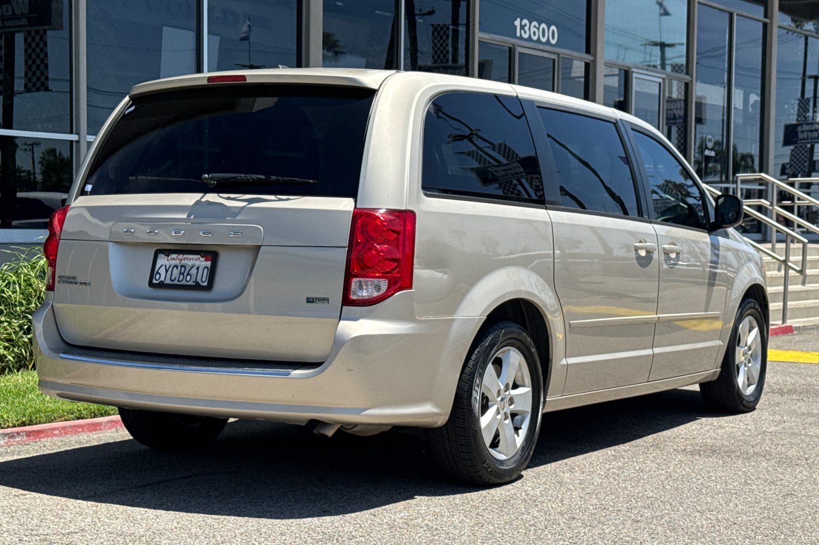 Used 2013 Cashmere Pearl Dodge SE image 5