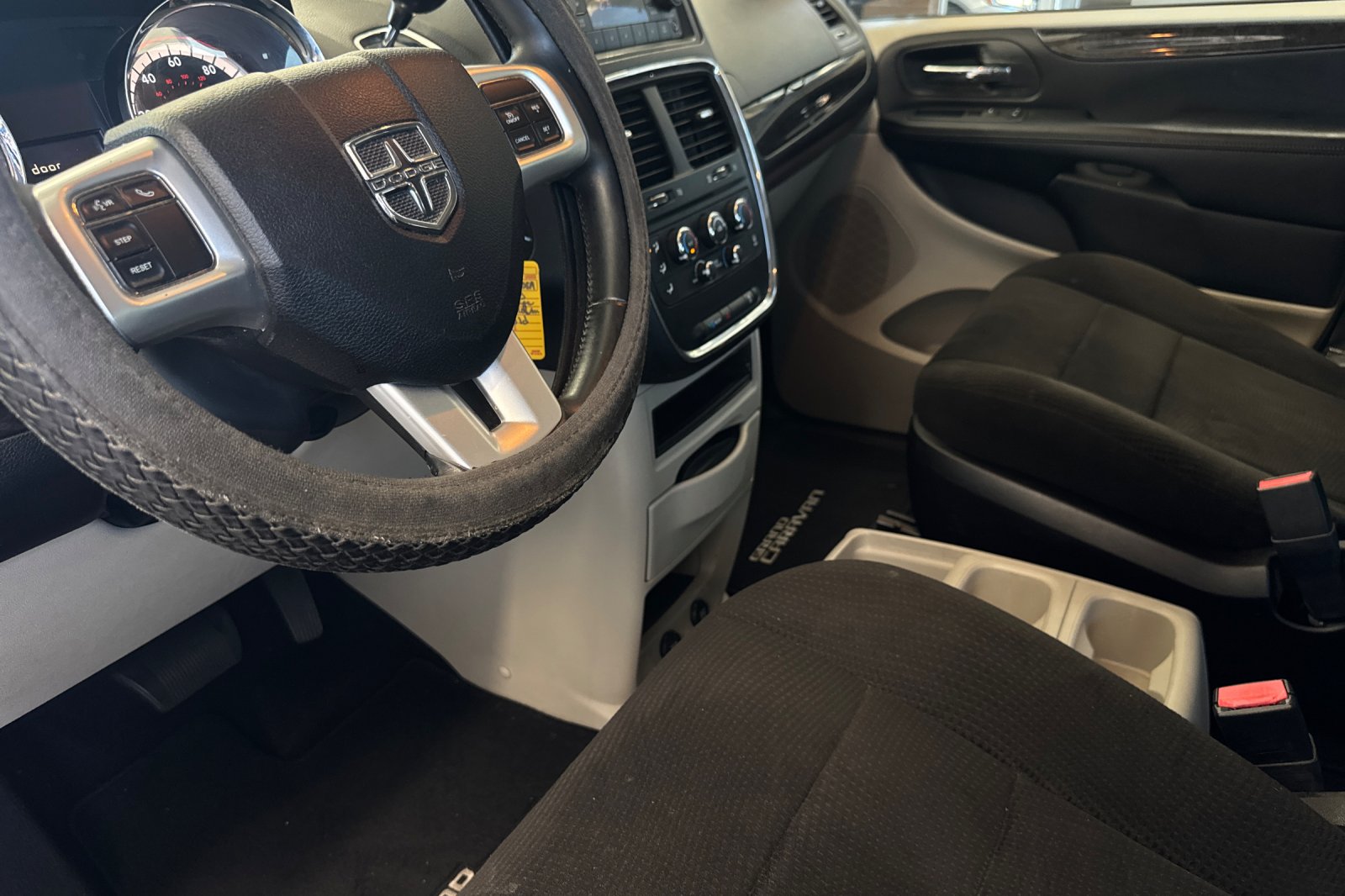 Used 2013 Cashmere Pearl Dodge SE image 7