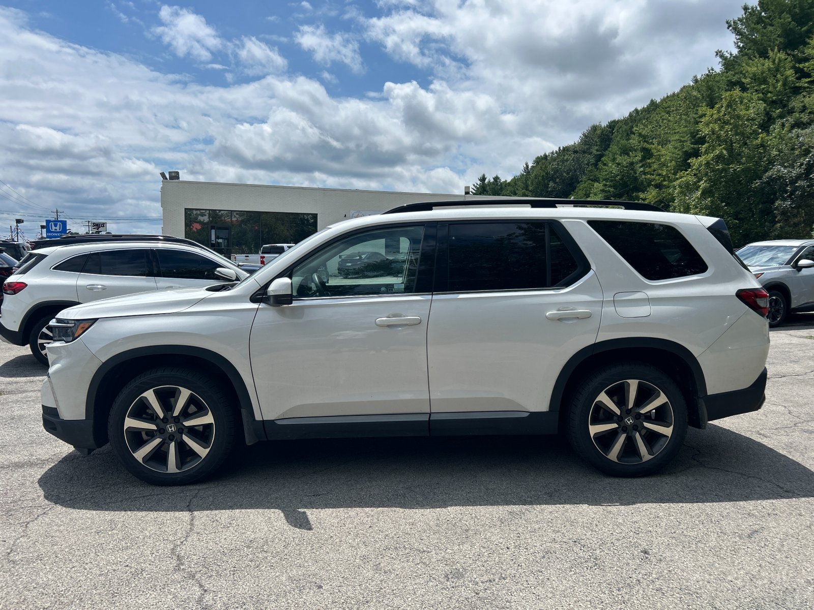 Used 2023 Platinum White Honda Touring image 2