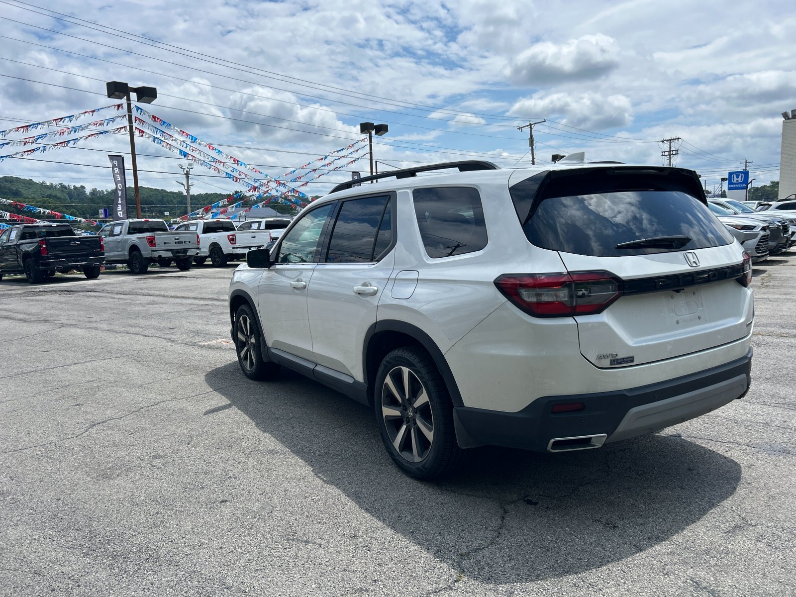Used 2023 Platinum White Honda Touring image 3