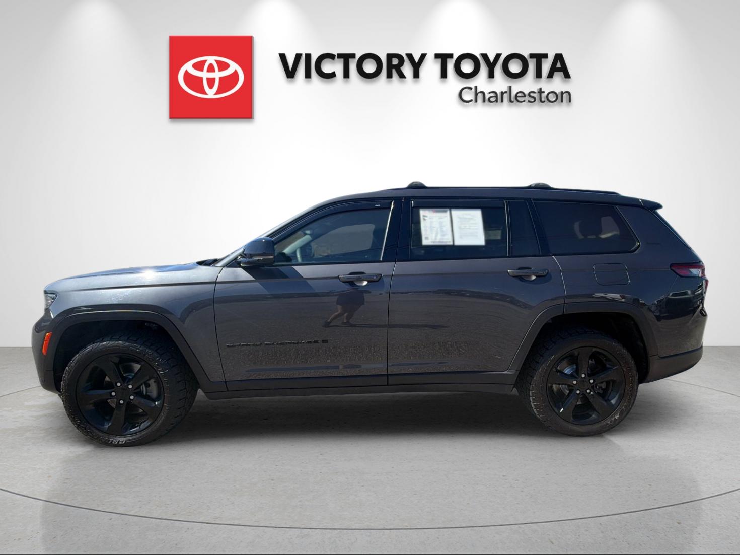 Used 2023 Gray Jeep Altitude image 2