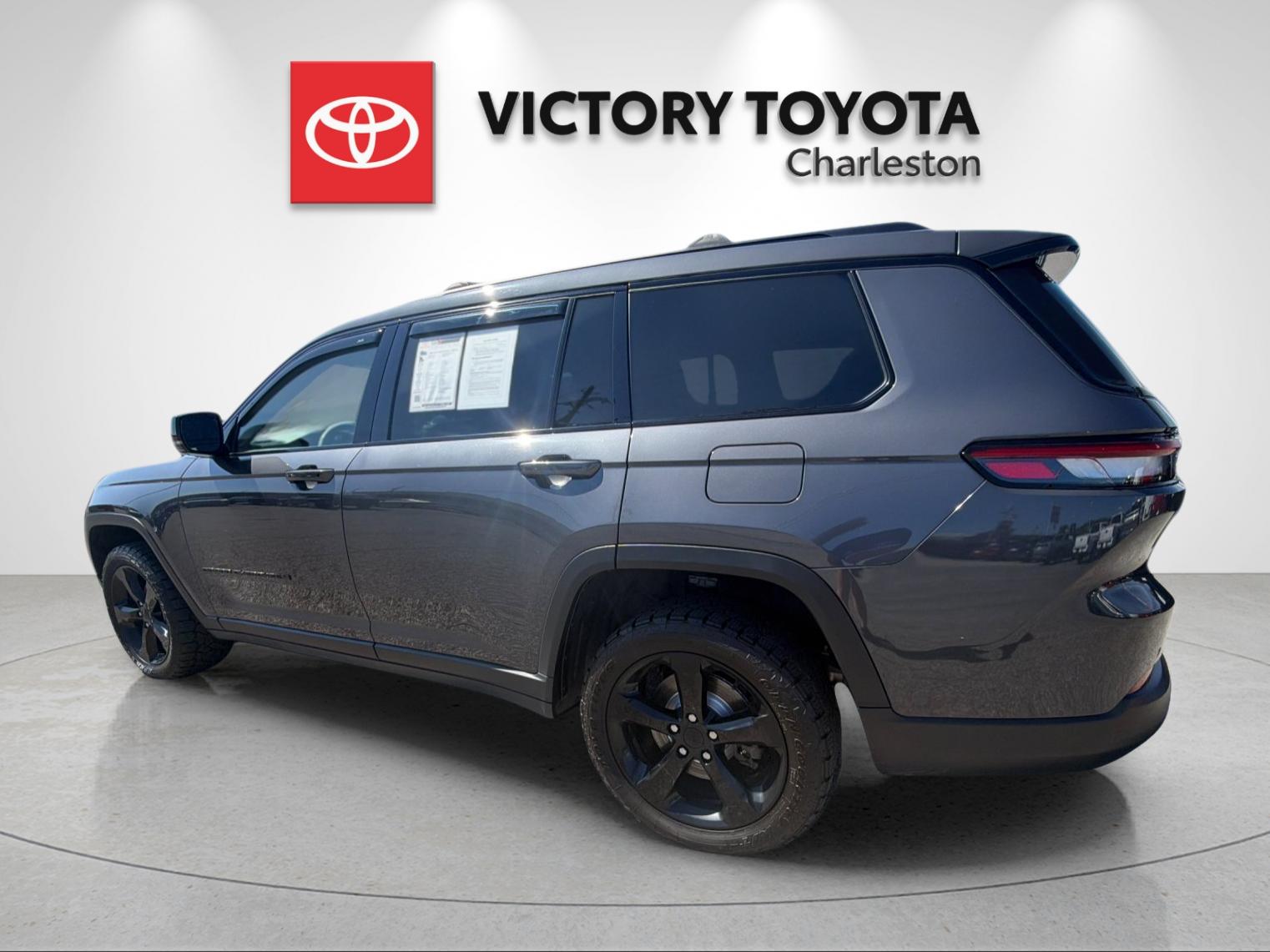 Used 2023 Gray Jeep Altitude image 3