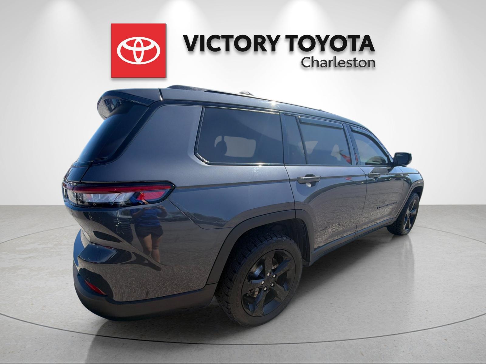 Used 2023 Gray Jeep Altitude image 7