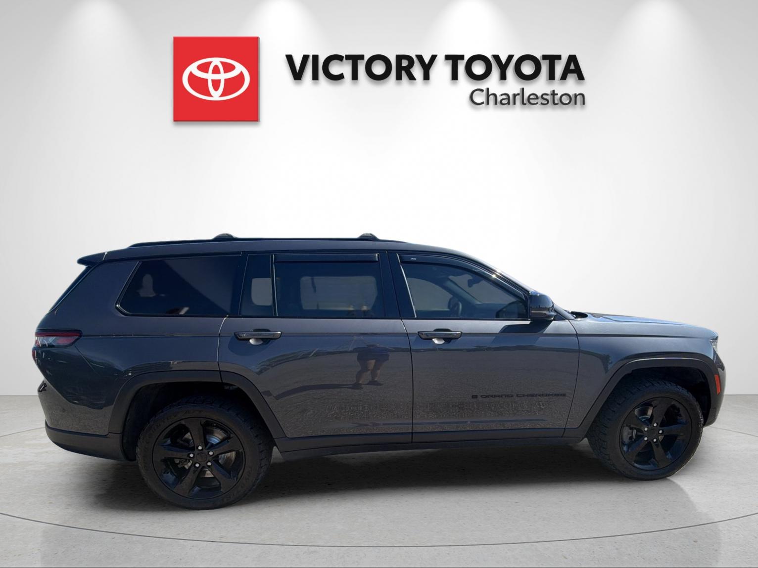 Used 2023 Gray Jeep Altitude image 6