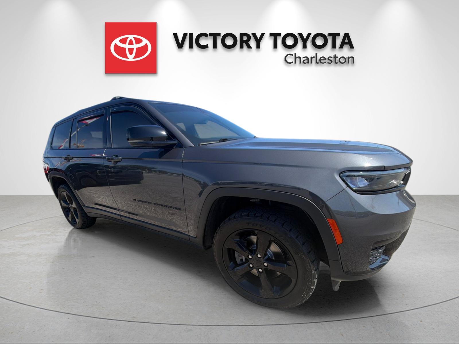 Used 2023 Gray Jeep Altitude image 5