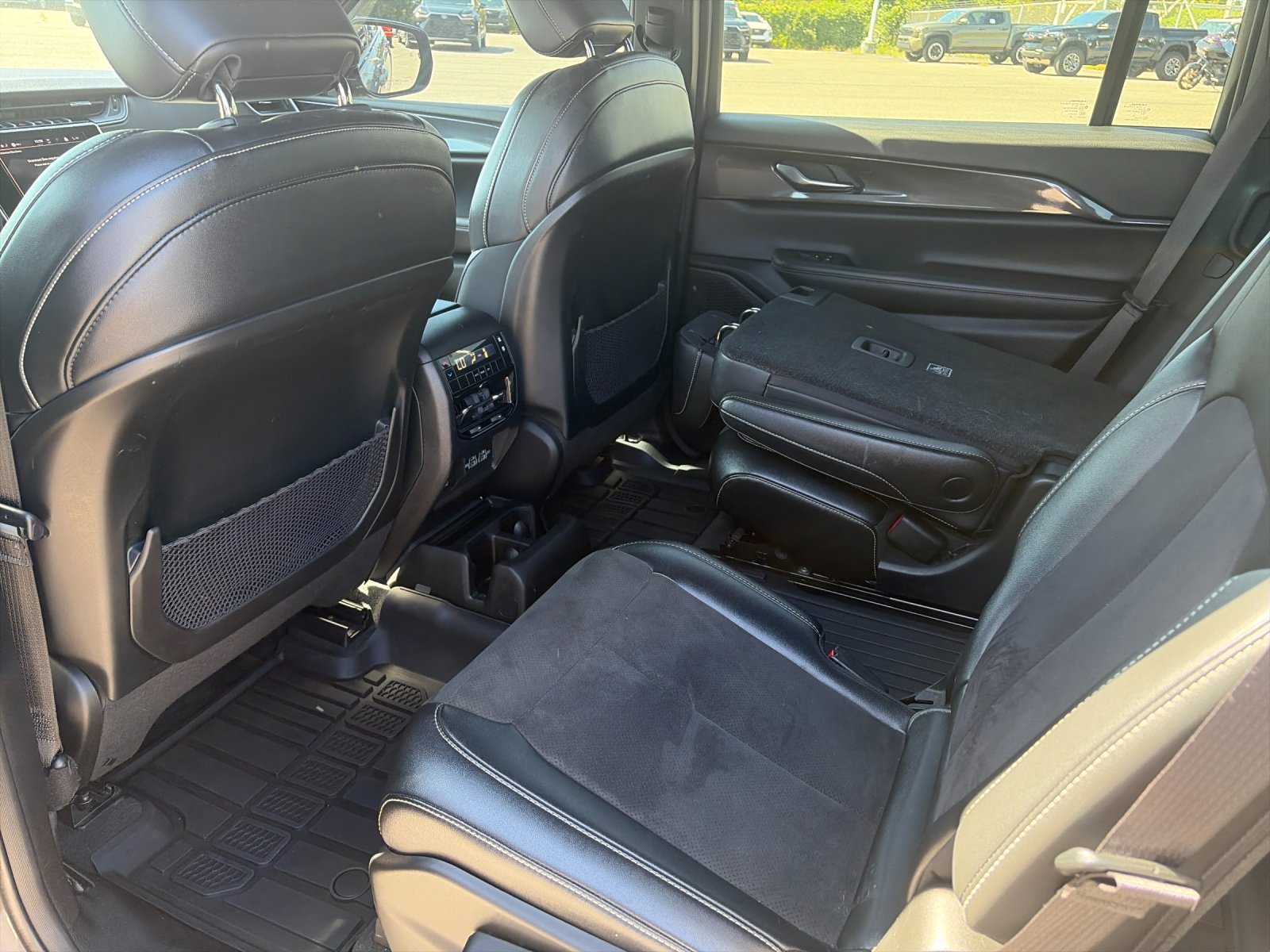 Used 2023 Gray Jeep Altitude image 14