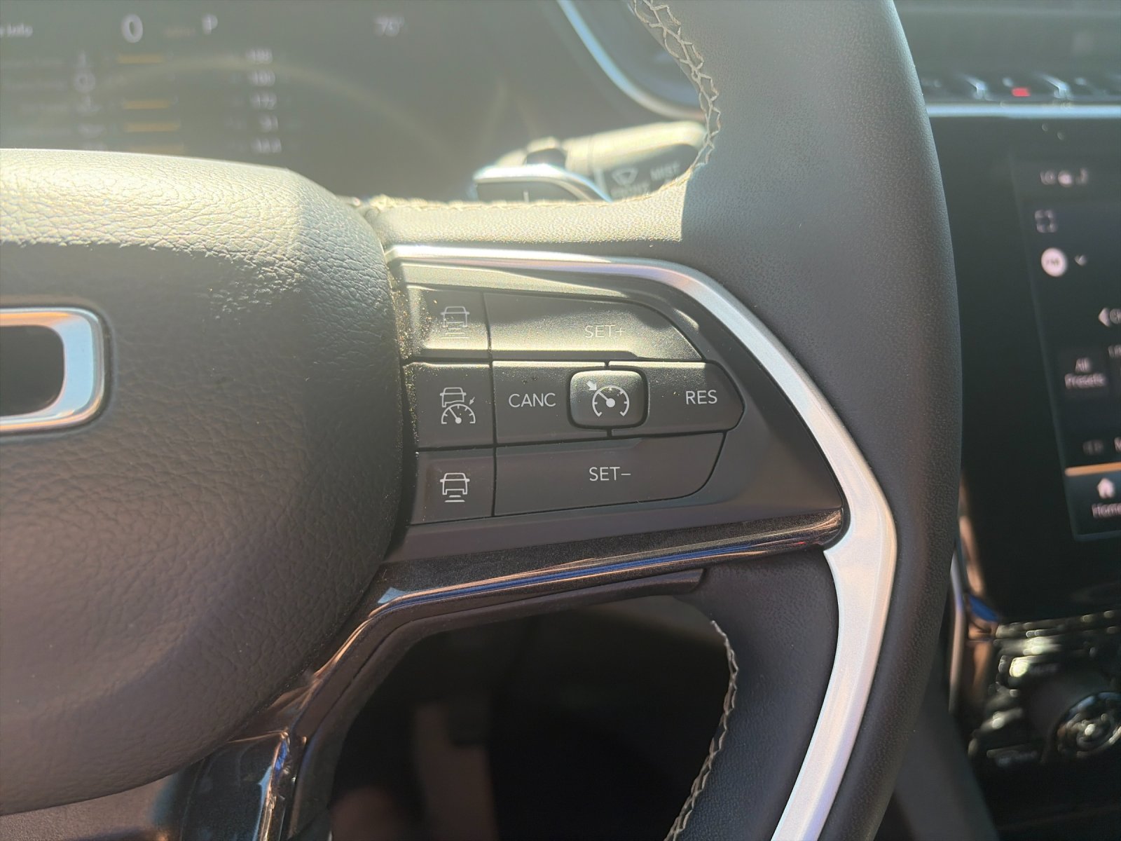 Used 2023 Gray Jeep Altitude image 30