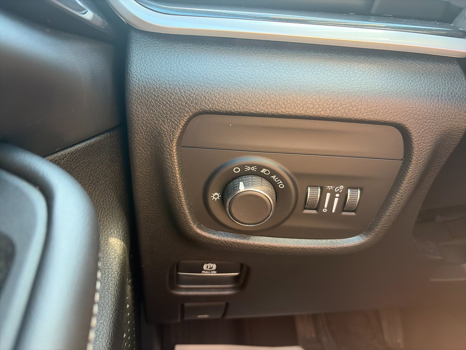 Used 2023 Gray Jeep Altitude image 33