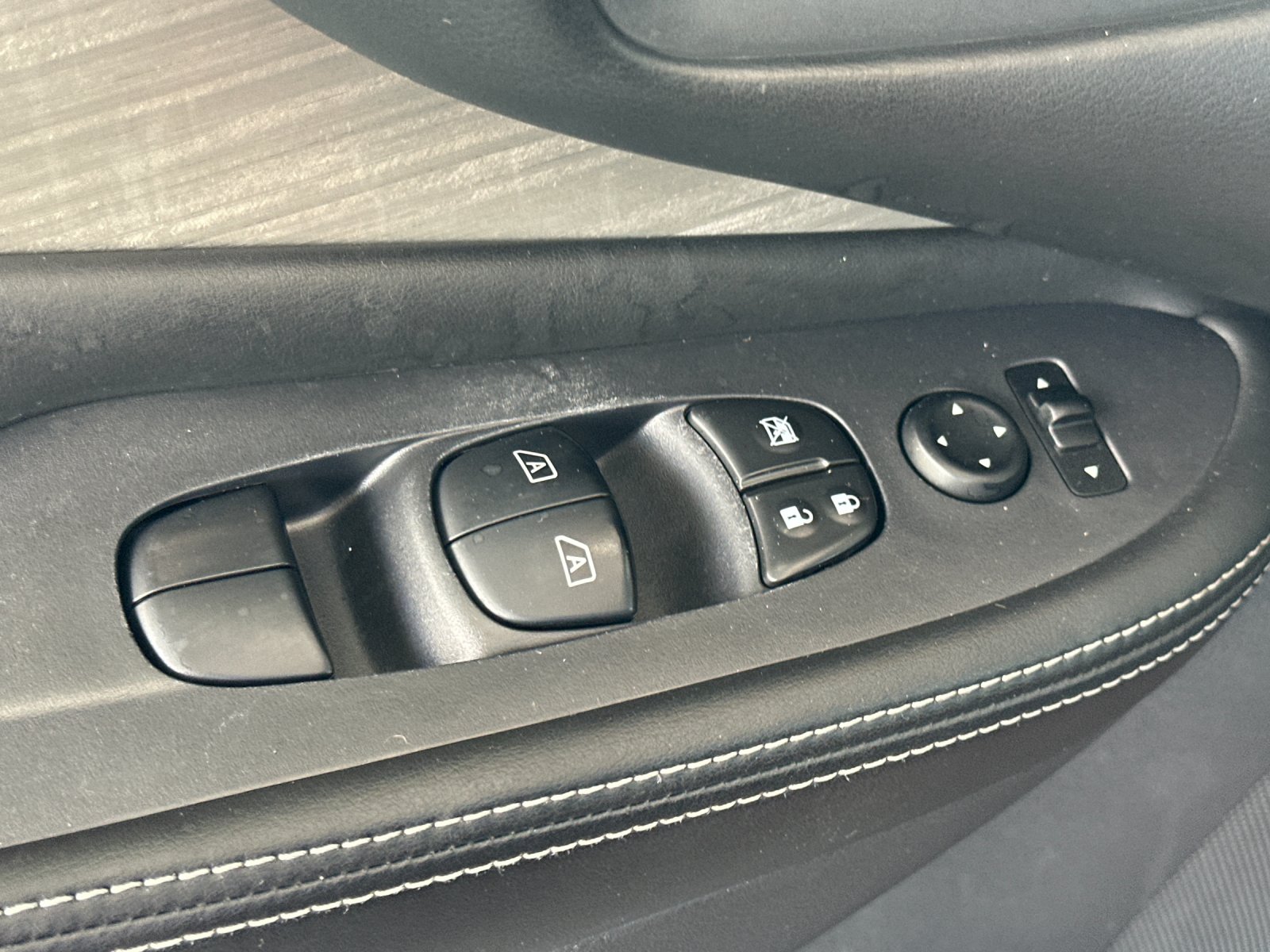 Used 2018 Cayenne Red Metallic Nissan SV 4D Sport Utility image 14