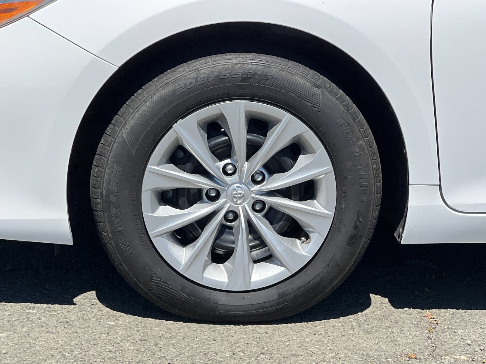 Used 2016 White Toyota LE image 22