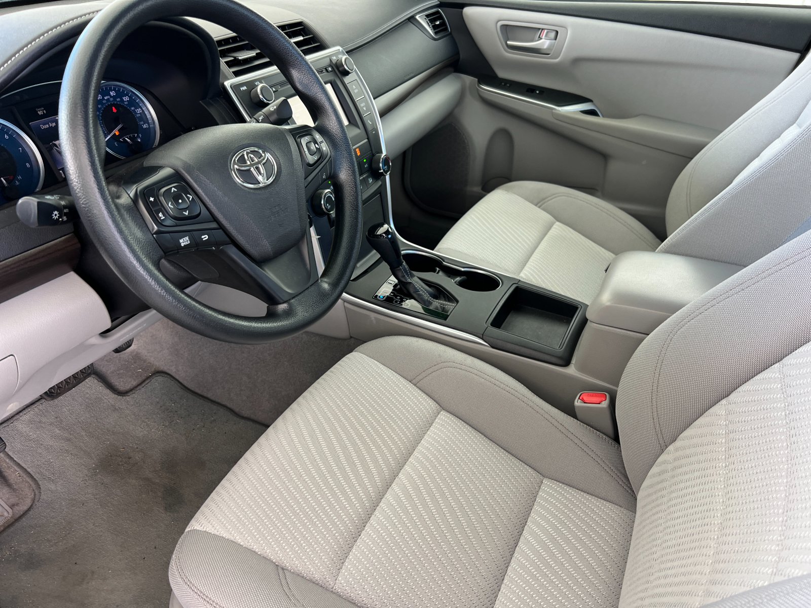 Used 2016 White Toyota LE image 9