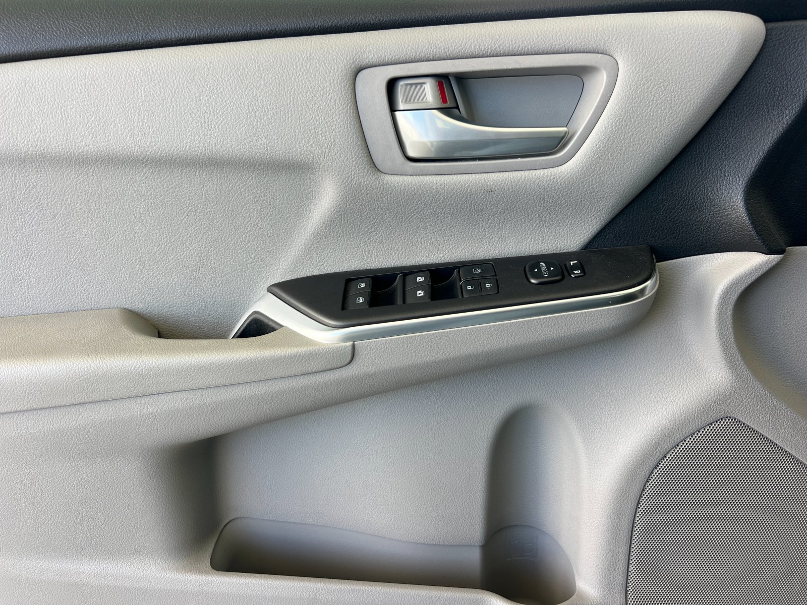Used 2016 White Toyota LE image 10