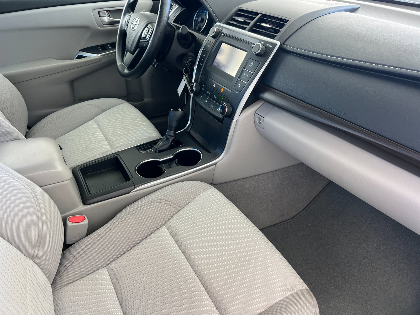 Used 2016 White Toyota LE image 14