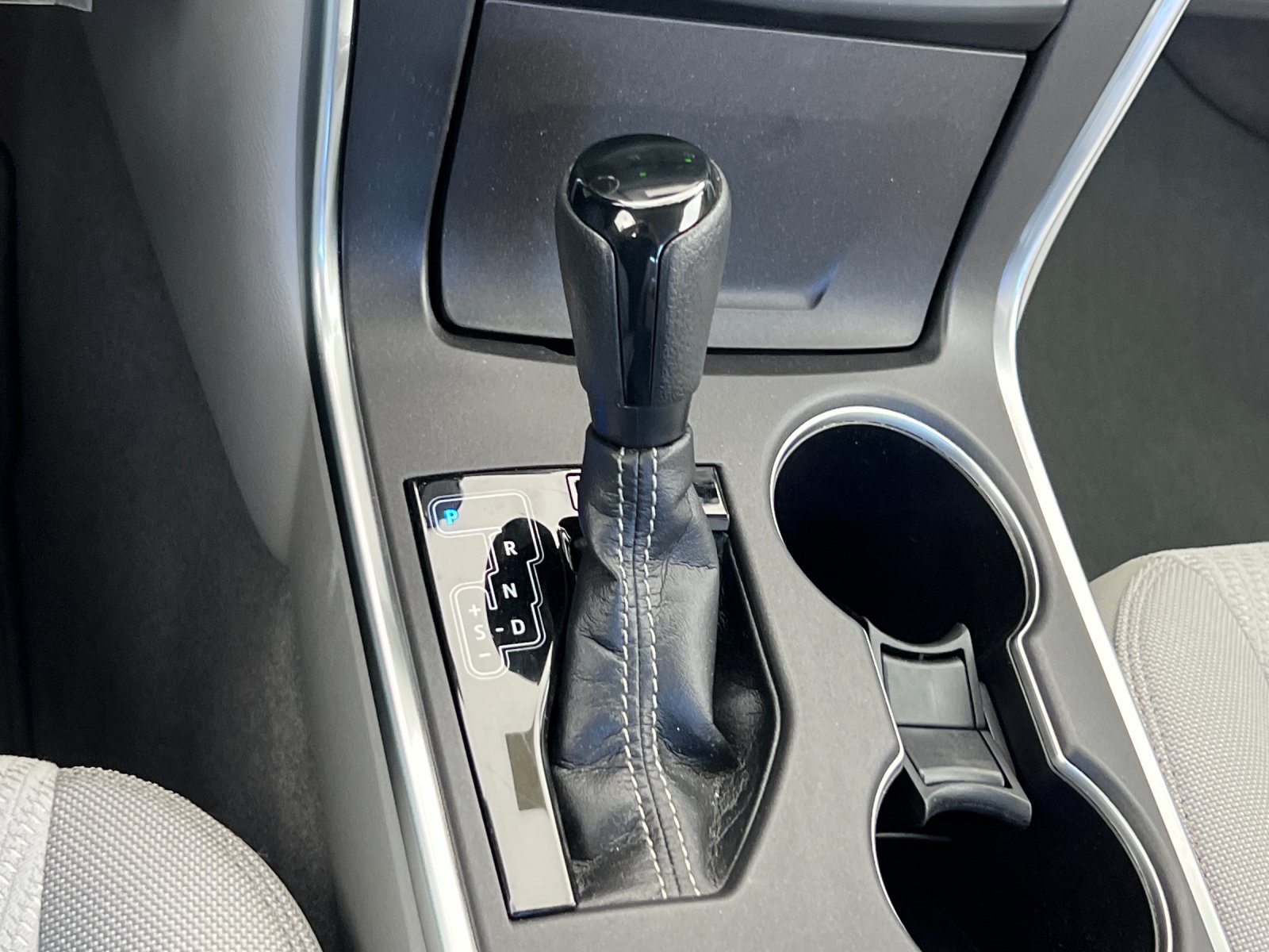 Used 2016 White Toyota LE image 19