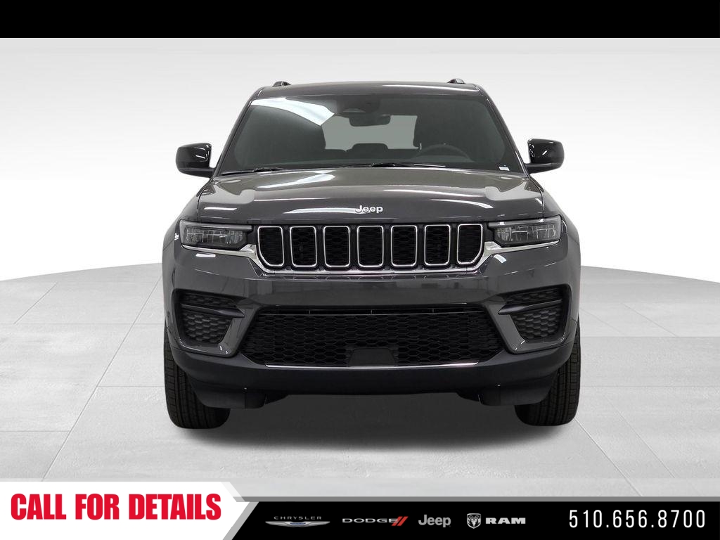 New 2026 Baltic Gray Metallic Clear-Coat Exterior Paint Jeep Laredo image 2