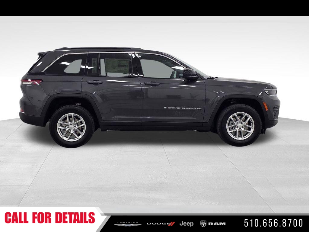 New 2026 Baltic Gray Metallic Clear-Coat Exterior Paint Jeep Laredo image 4