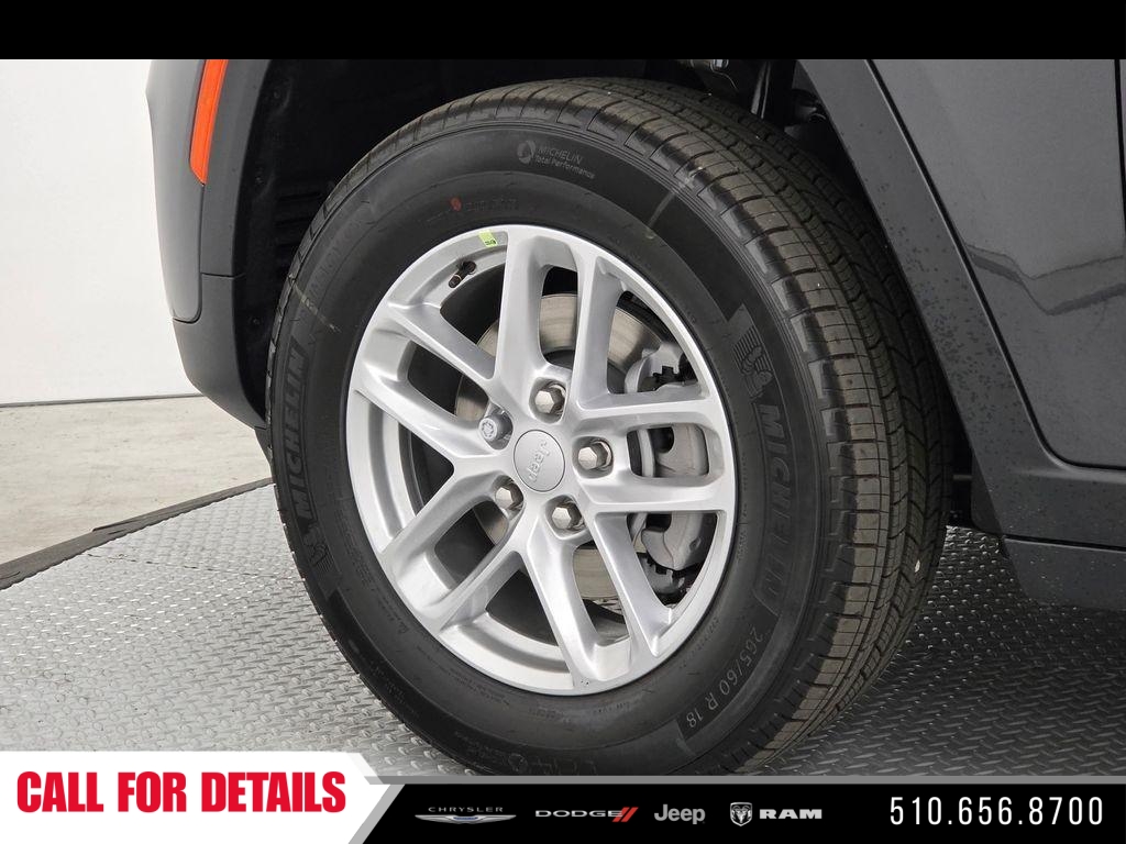 New 2026 Baltic Gray Metallic Clear-Coat Exterior Paint Jeep Laredo image 9