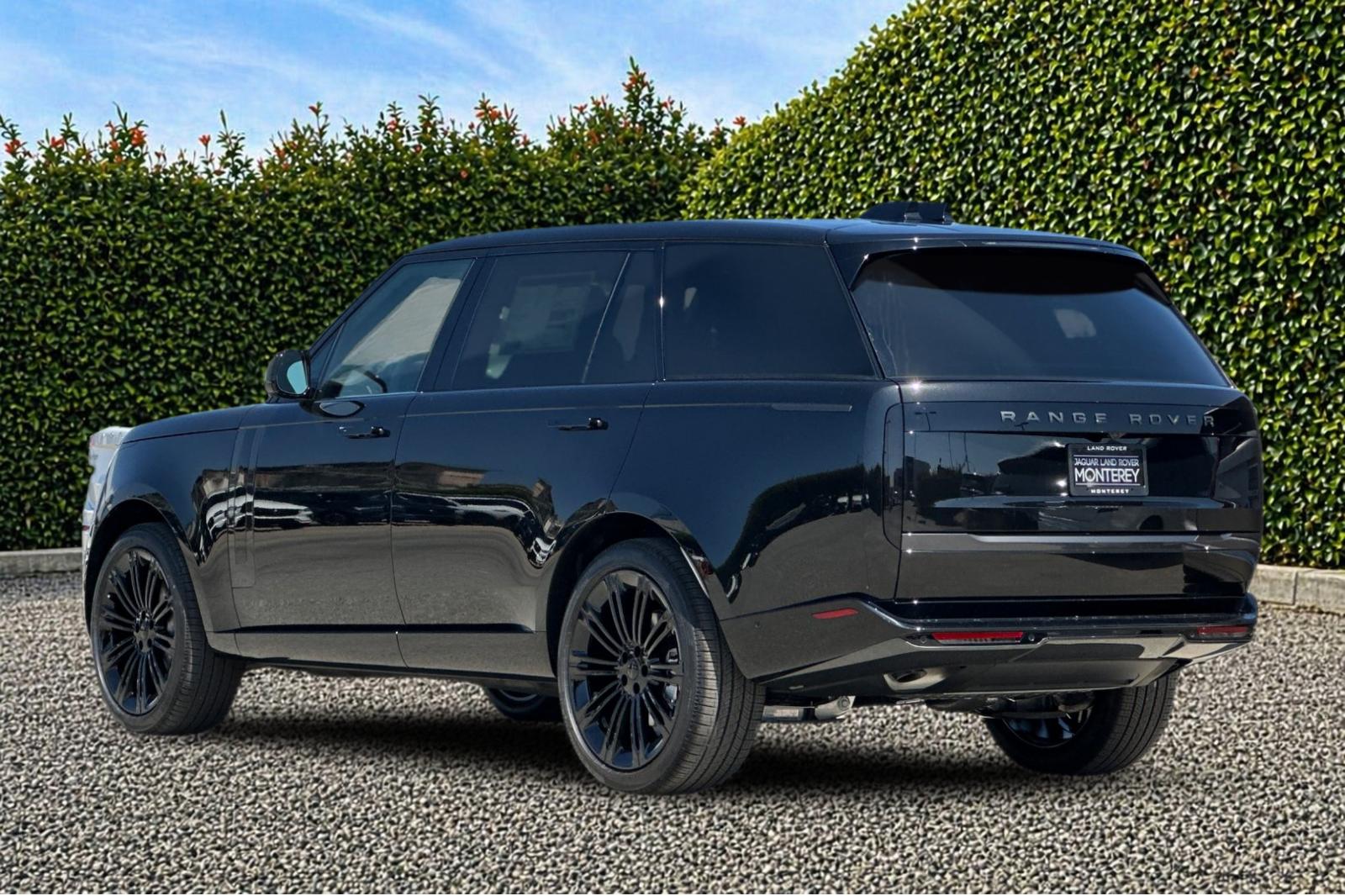 New 2026 Santorini Black Land Rover SE image 4
