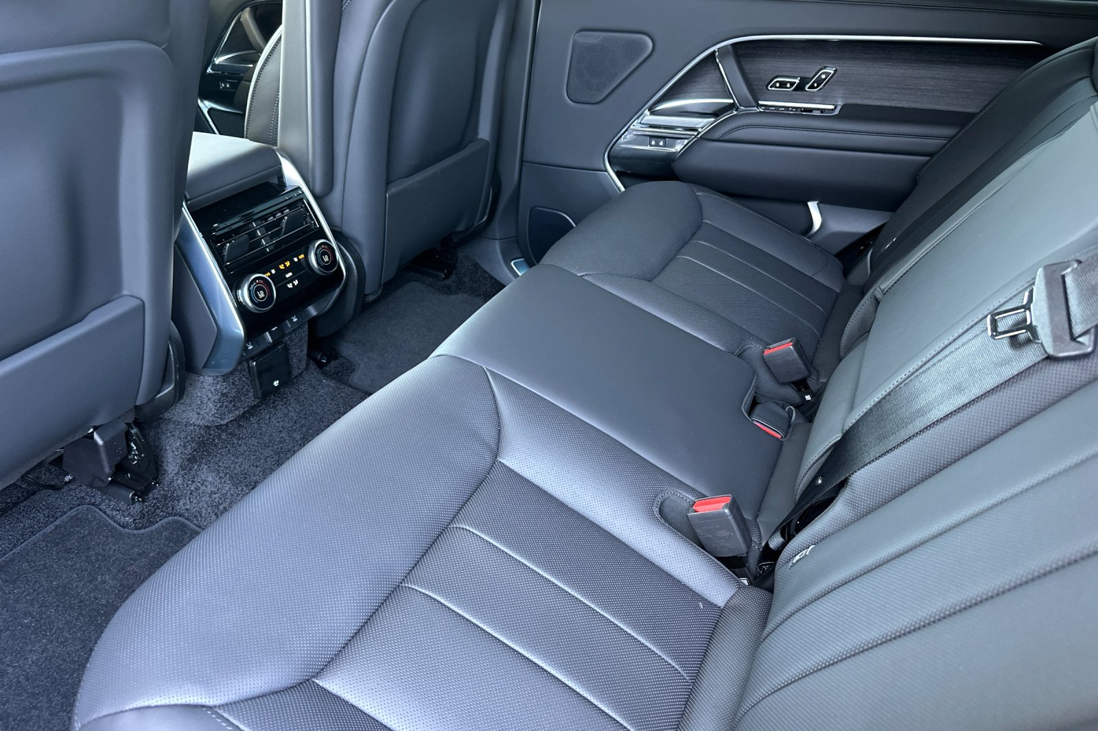 New 2026 Santorini Black Land Rover SE image 12