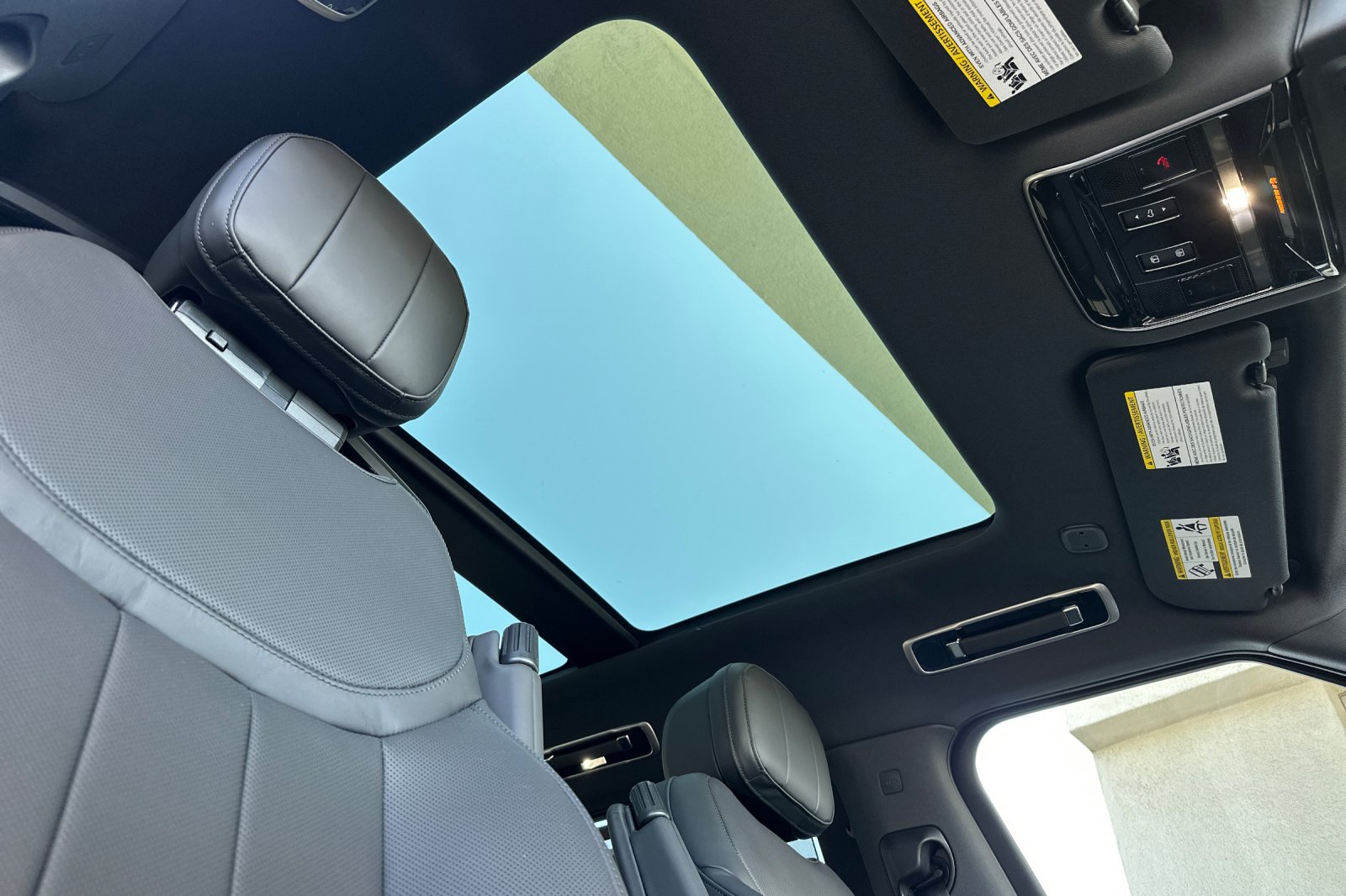 New 2026 Santorini Black Land Rover SE image 17
