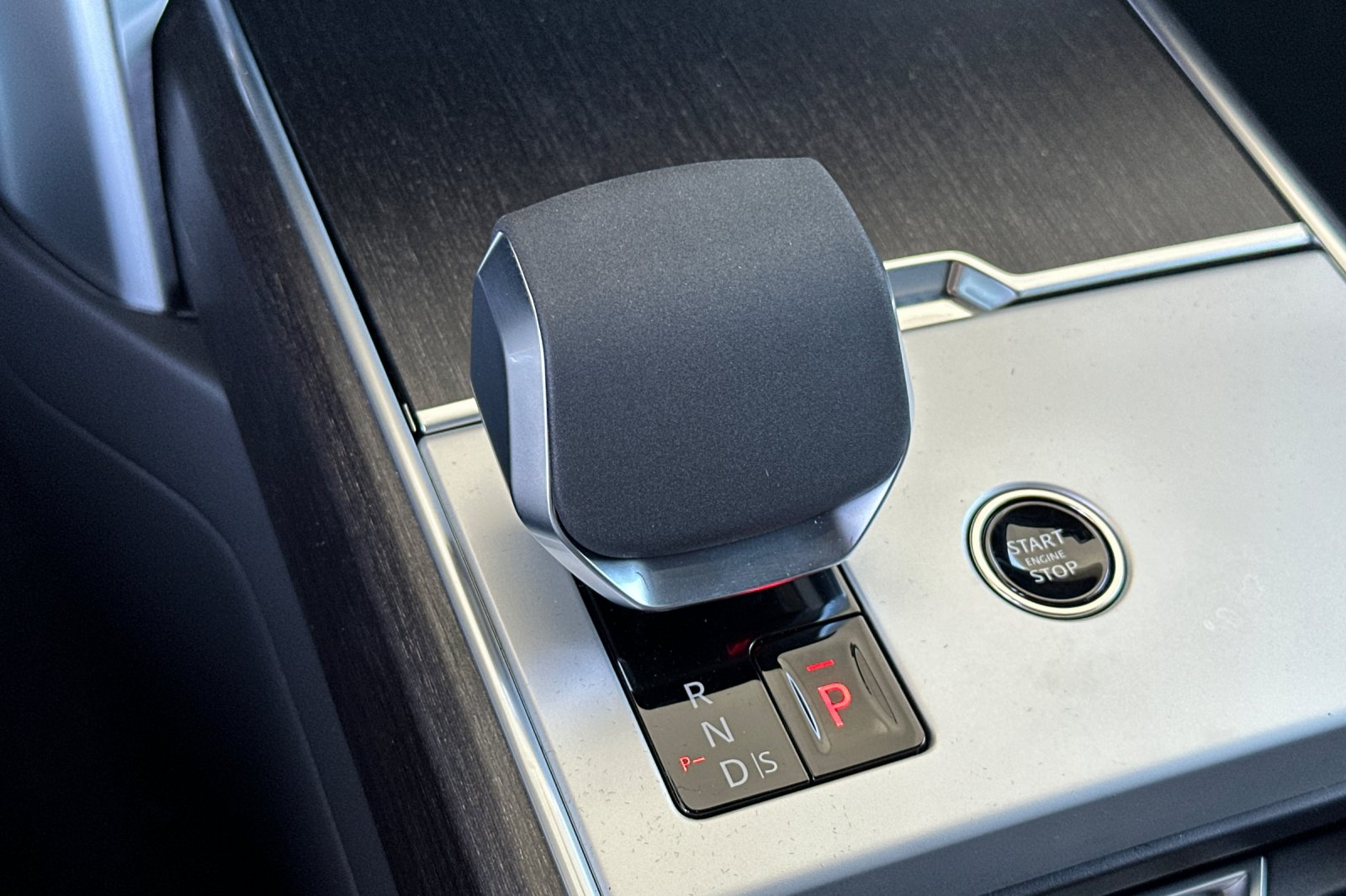 New 2026 Santorini Black Land Rover SE image 22