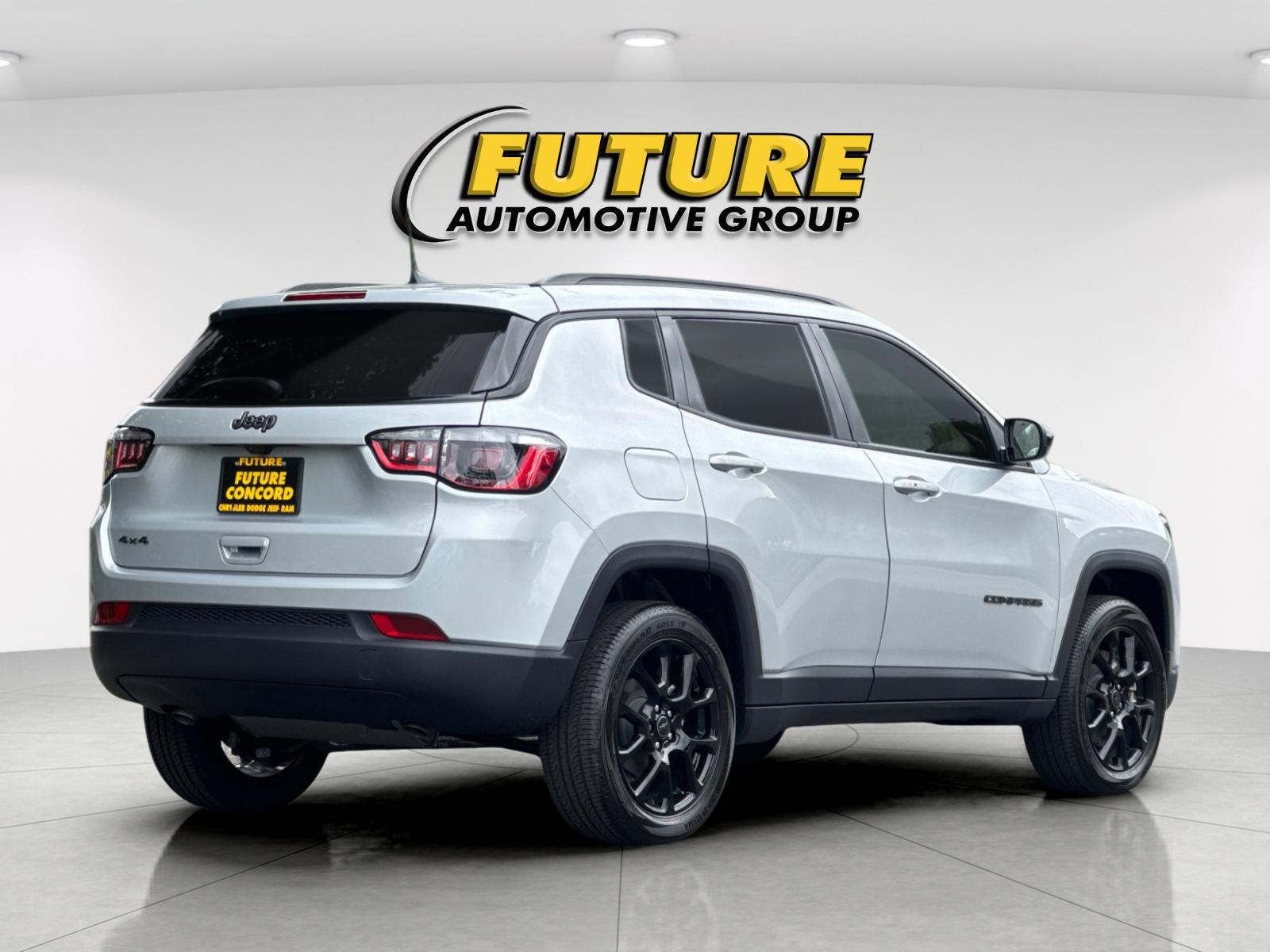 New 2026 Silver Zynith Metallic Clearcoat Jeep Latitude image 3
