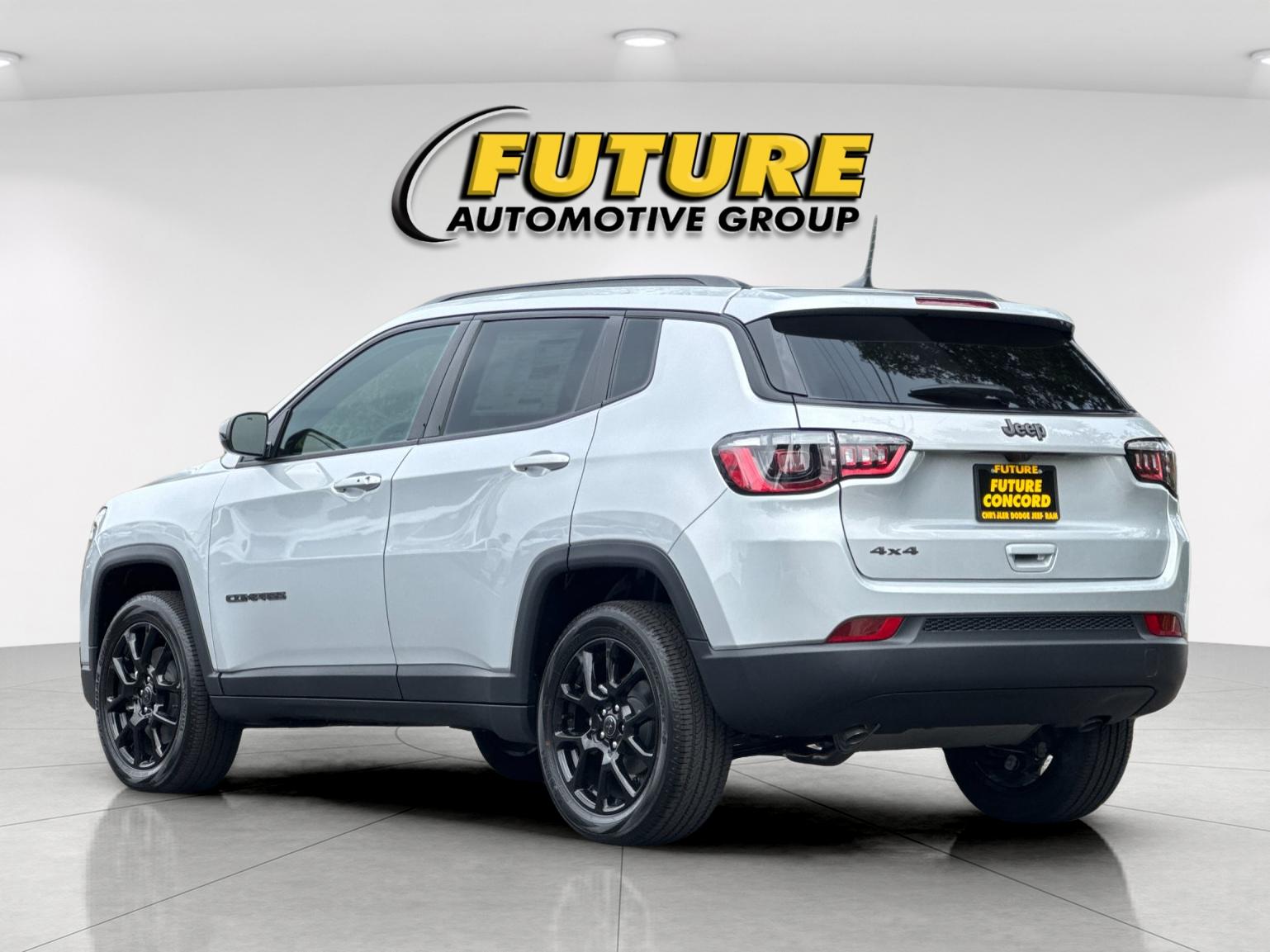 New 2026 Silver Zynith Metallic Clearcoat Jeep Latitude image 5