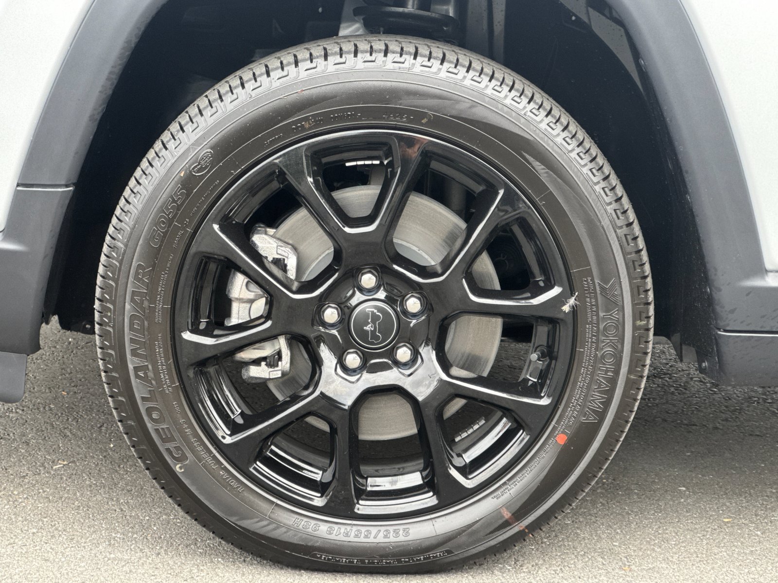 New 2026 Silver Zynith Metallic Clearcoat Jeep Latitude image 24