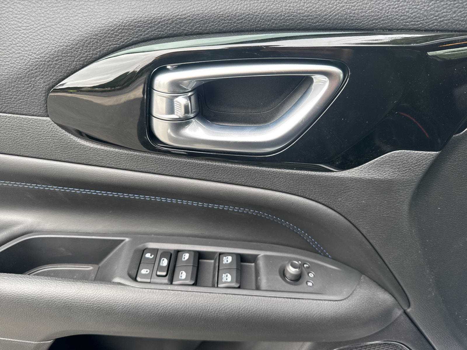New 2026 Silver Zynith Metallic Clearcoat Jeep Latitude image 10