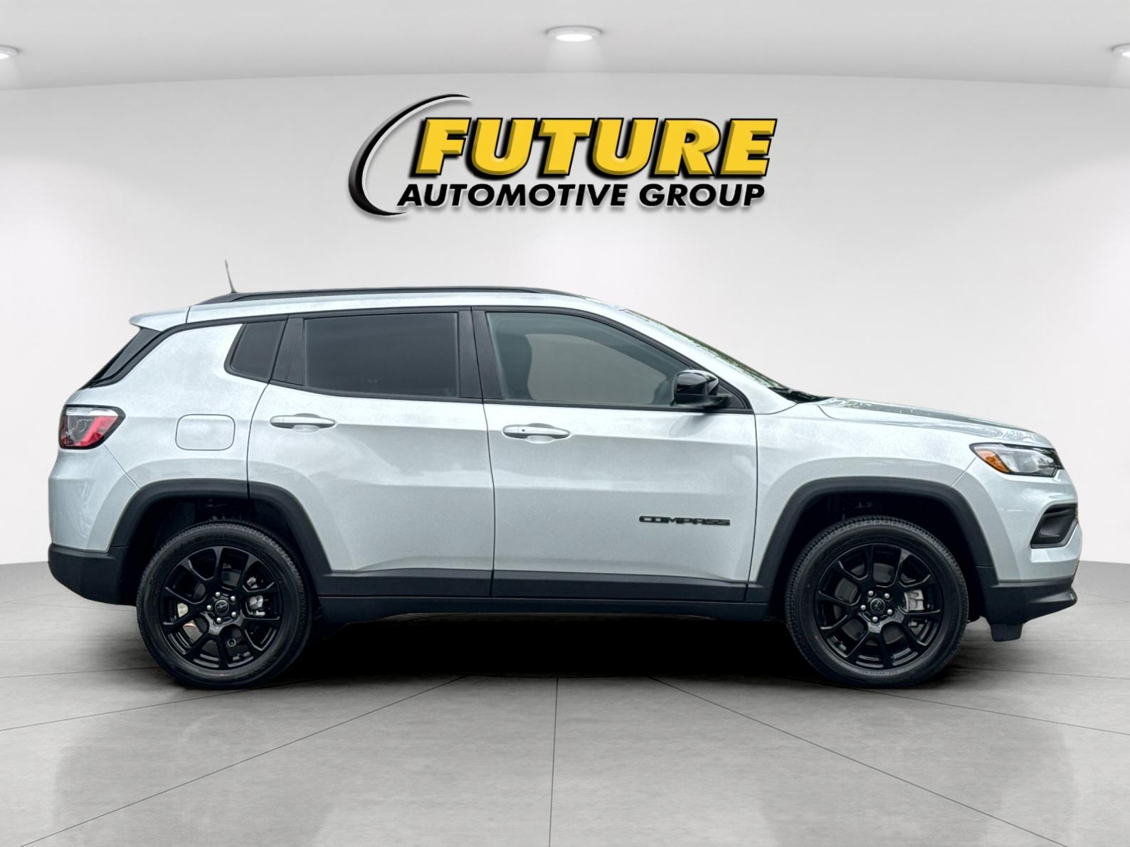 New 2026 Silver Zynith Metallic Clearcoat Jeep Latitude image 2
