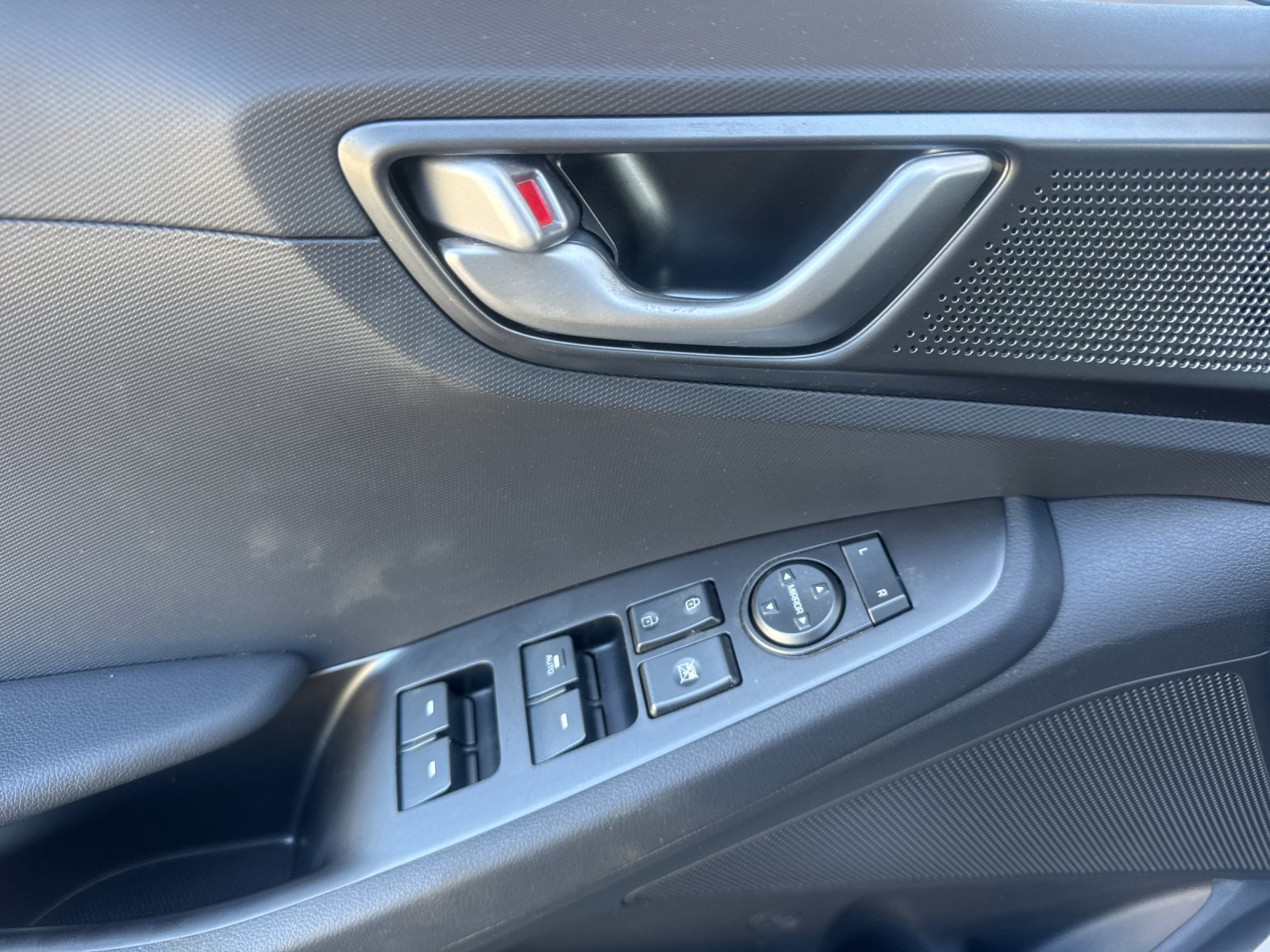 Used 2020 White Hyundai SE image 10