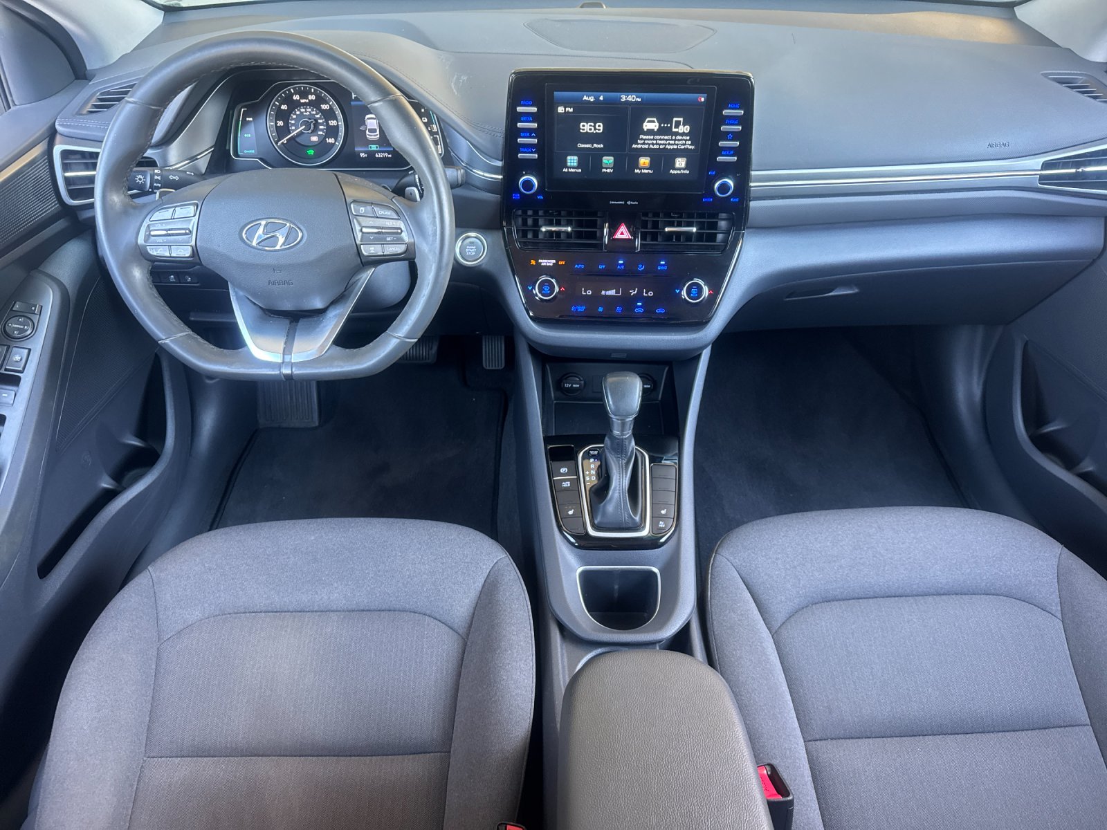 Used 2020 White Hyundai SE image 12