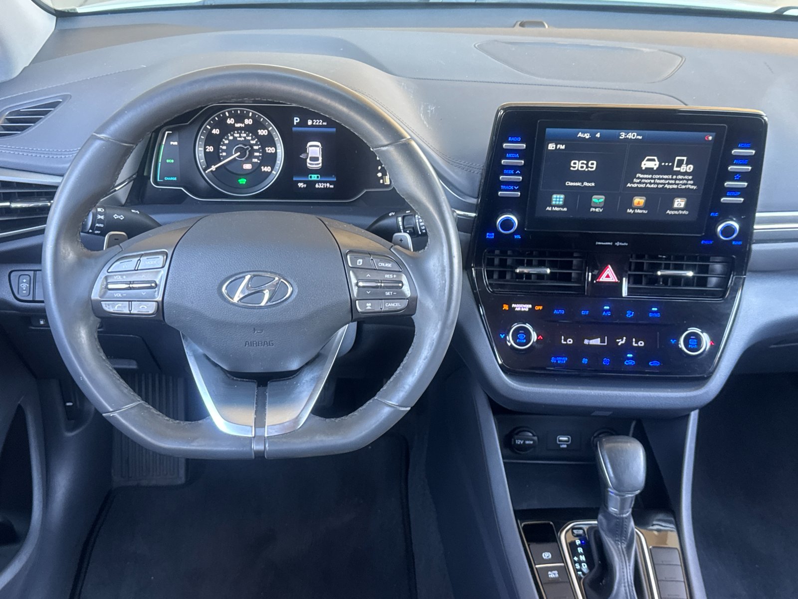 Used 2020 White Hyundai SE image 13