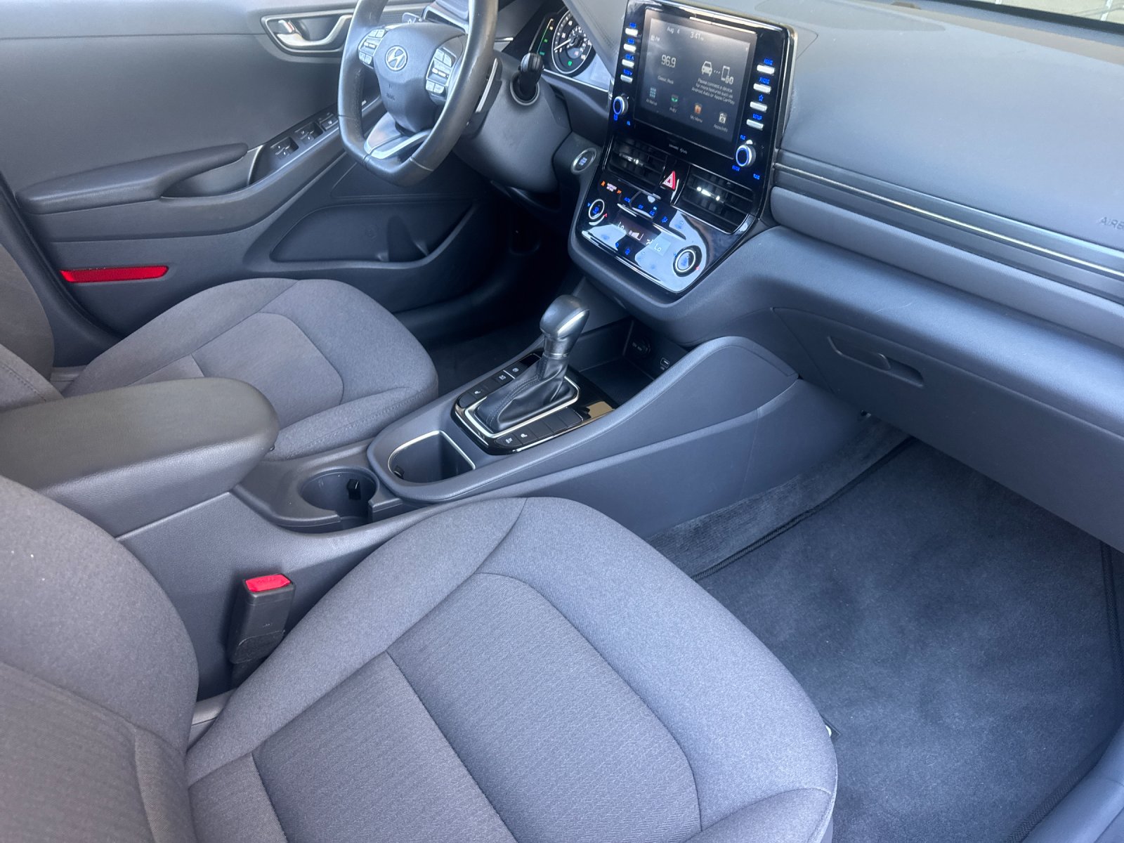 Used 2020 White Hyundai SE image 14