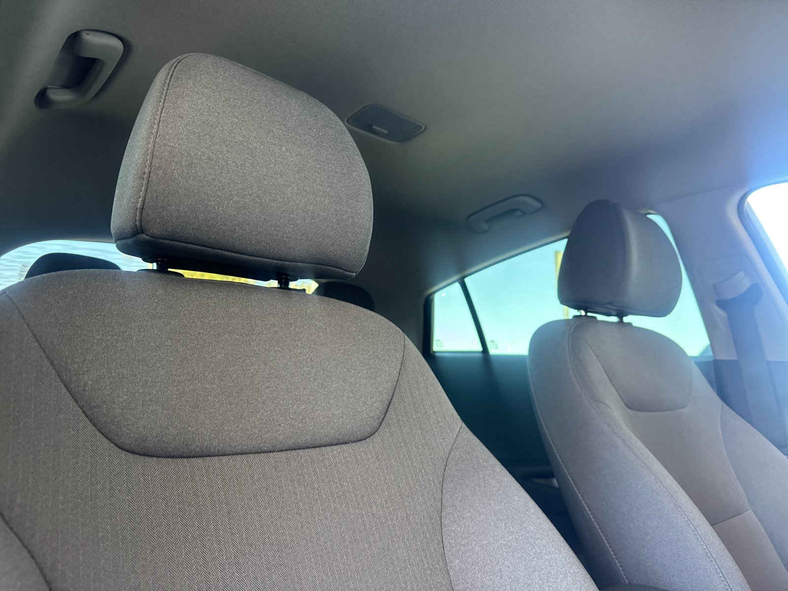 Used 2020 White Hyundai SE image 15