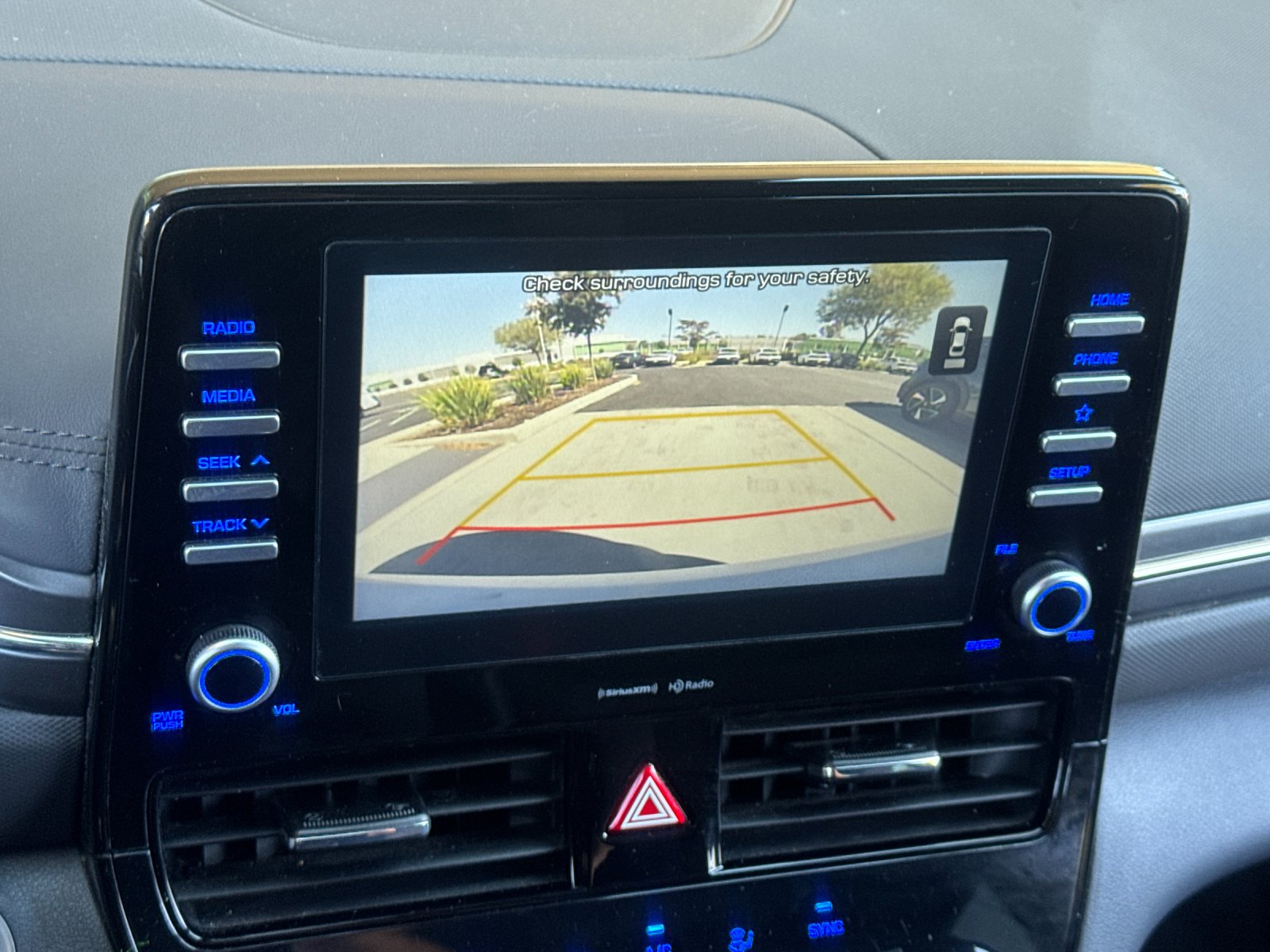 Used 2020 White Hyundai SE image 17