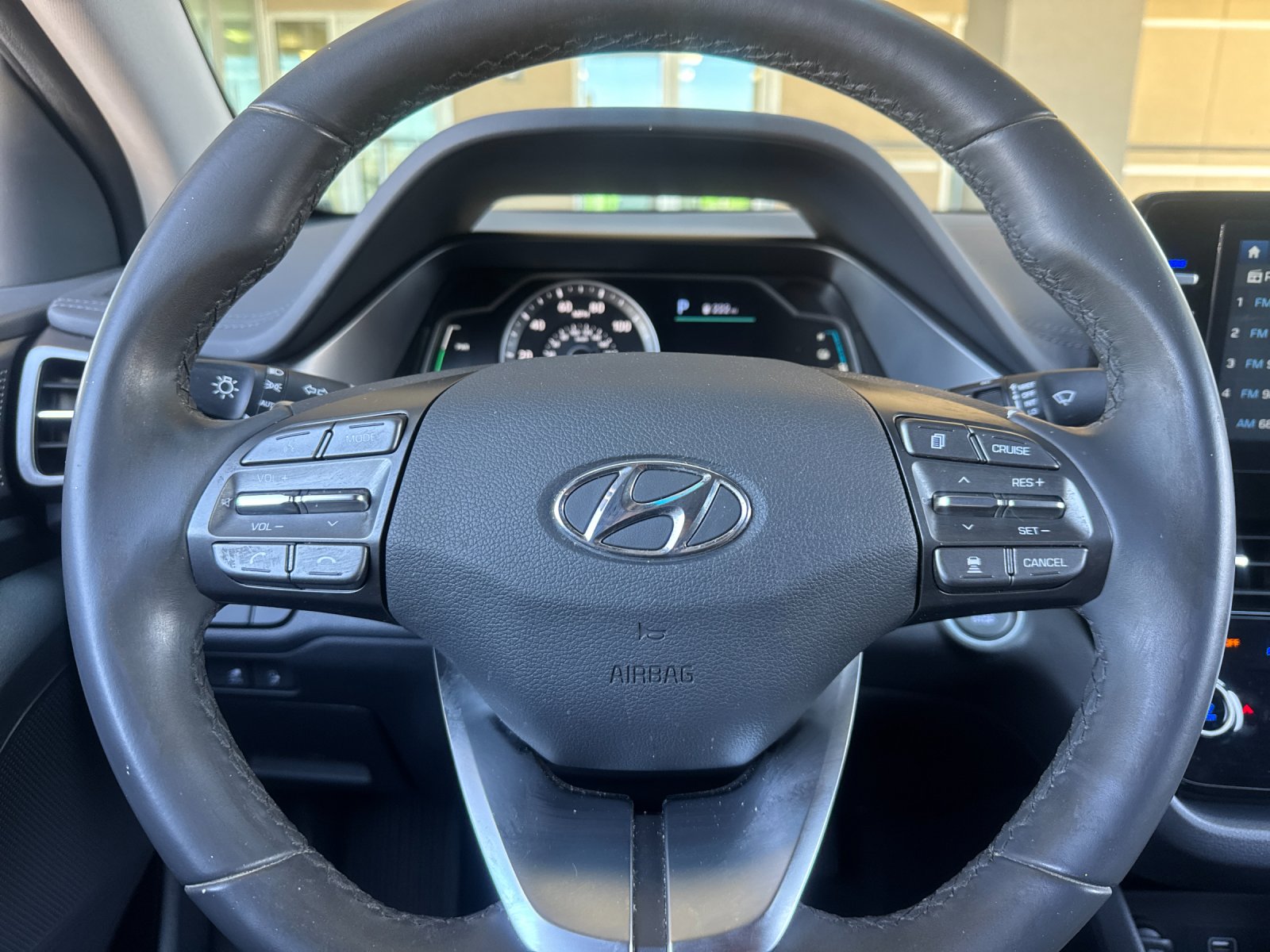 Used 2020 White Hyundai SE image 21
