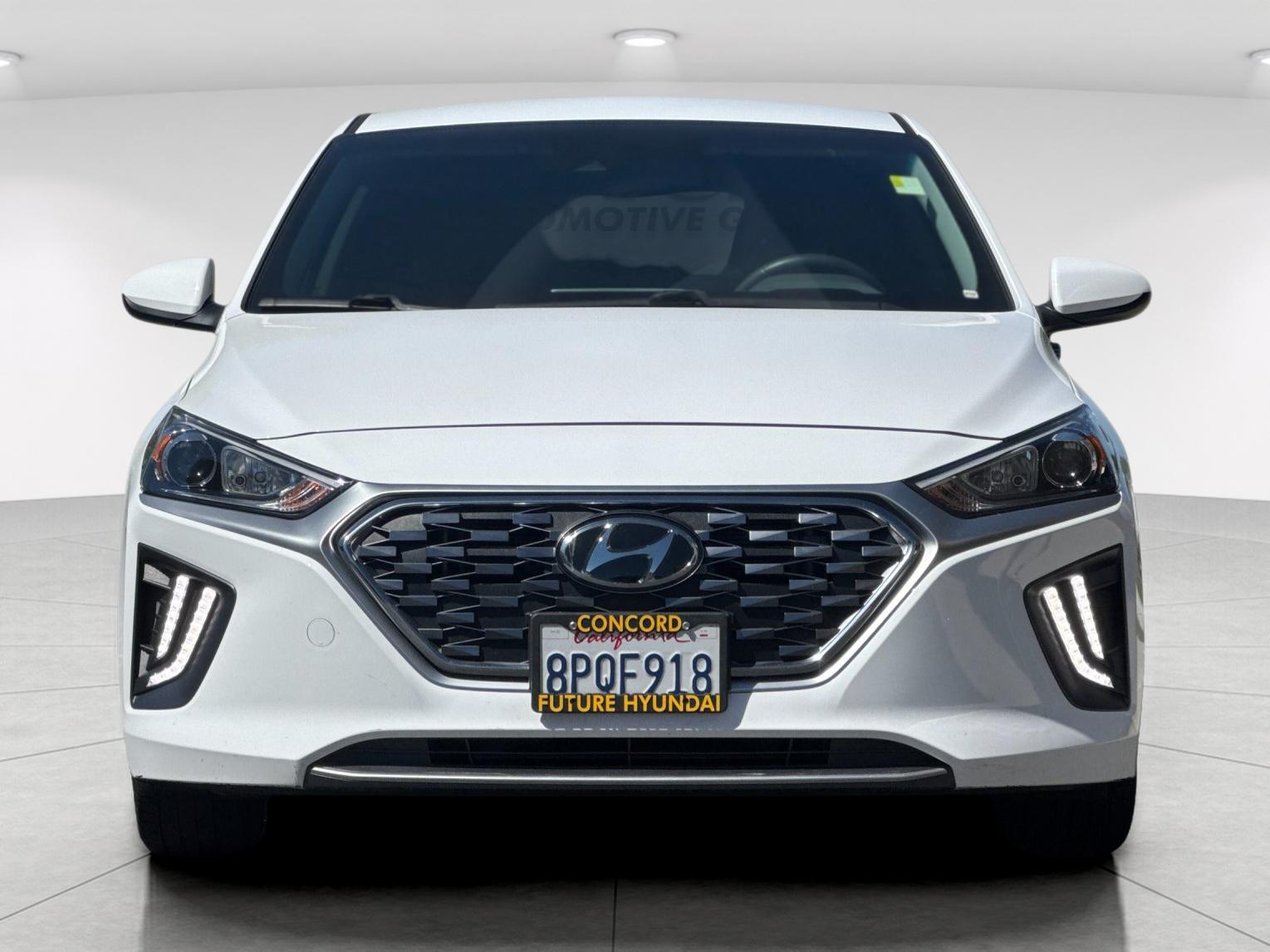 Used 2020 White Hyundai SE image 8