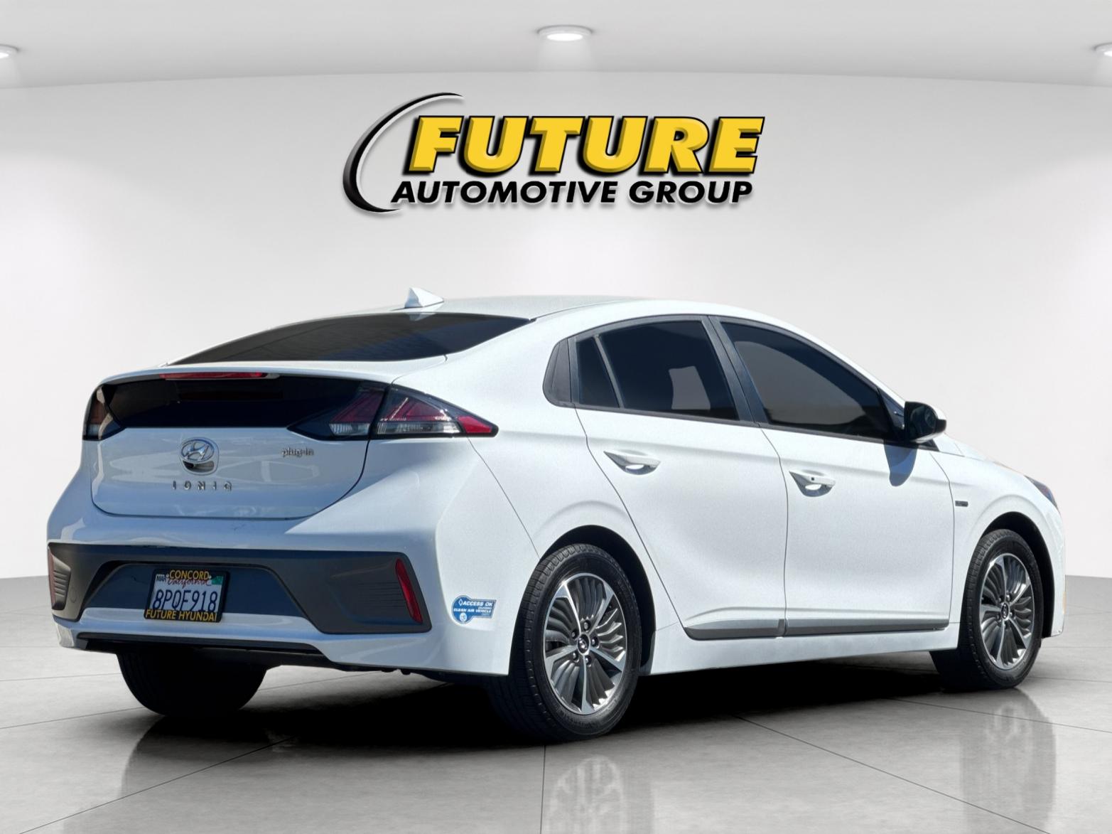 Used 2020 White Hyundai SE image 3