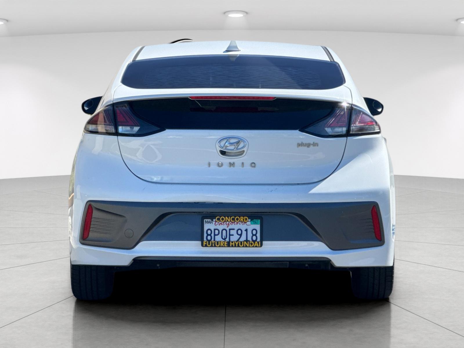 Used 2020 White Hyundai SE image 4