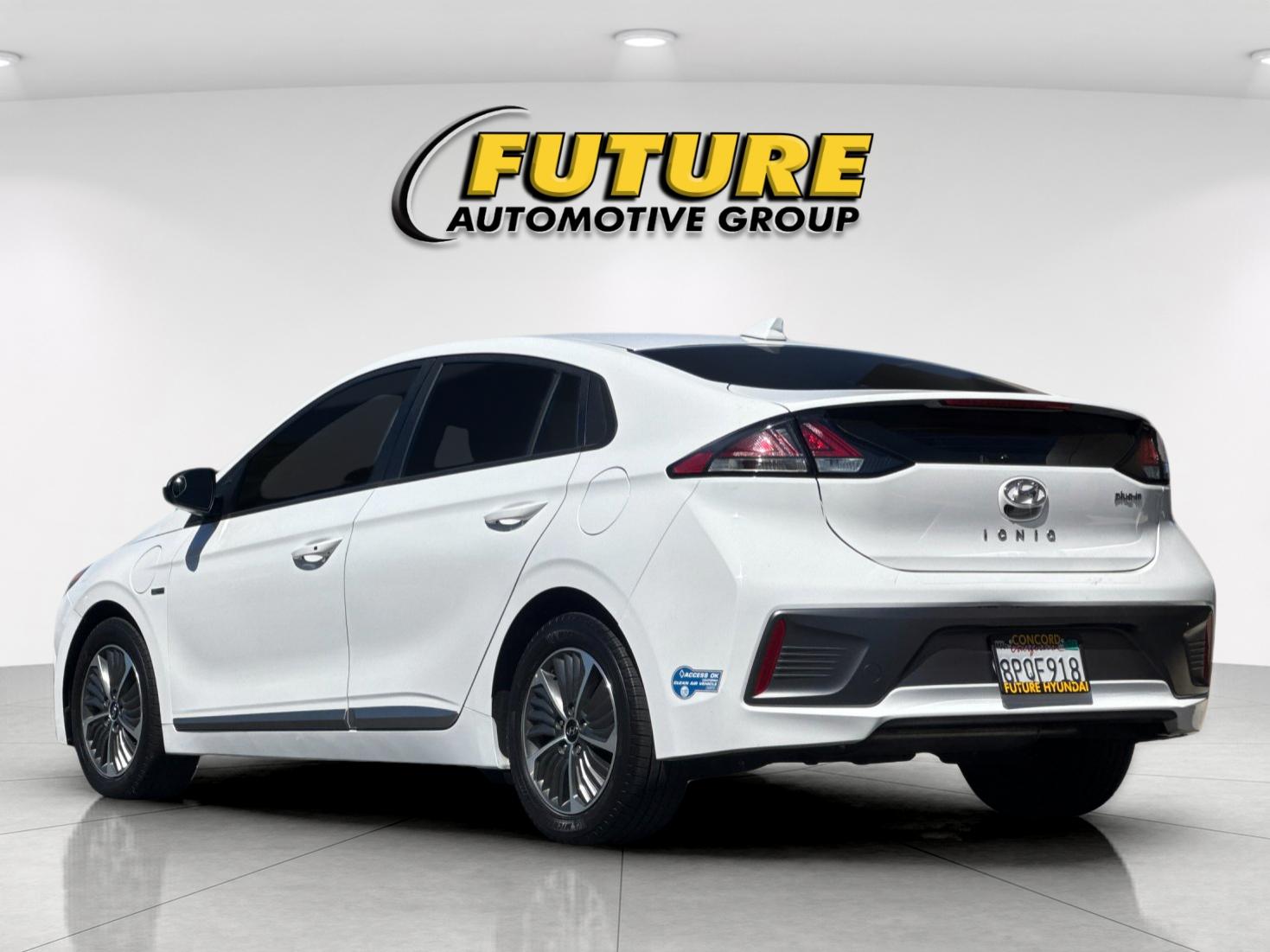 Used 2020 White Hyundai SE image 5