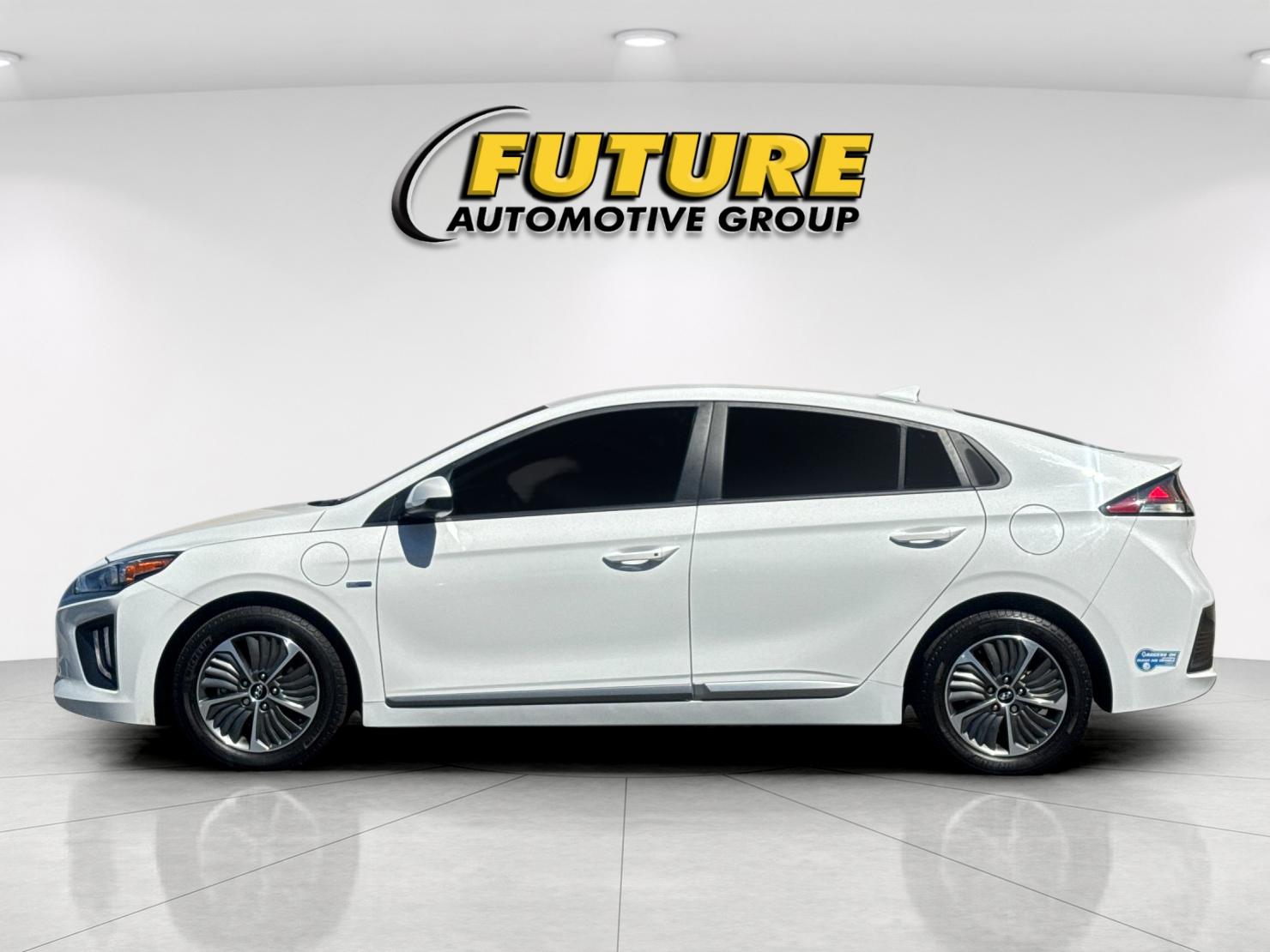 Used 2020 White Hyundai SE image 6