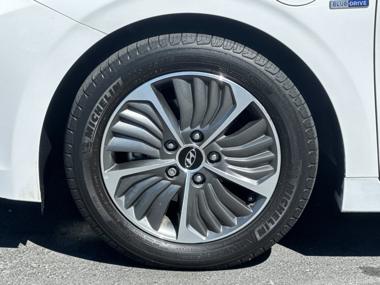 Used 2020 White Hyundai SE image 23