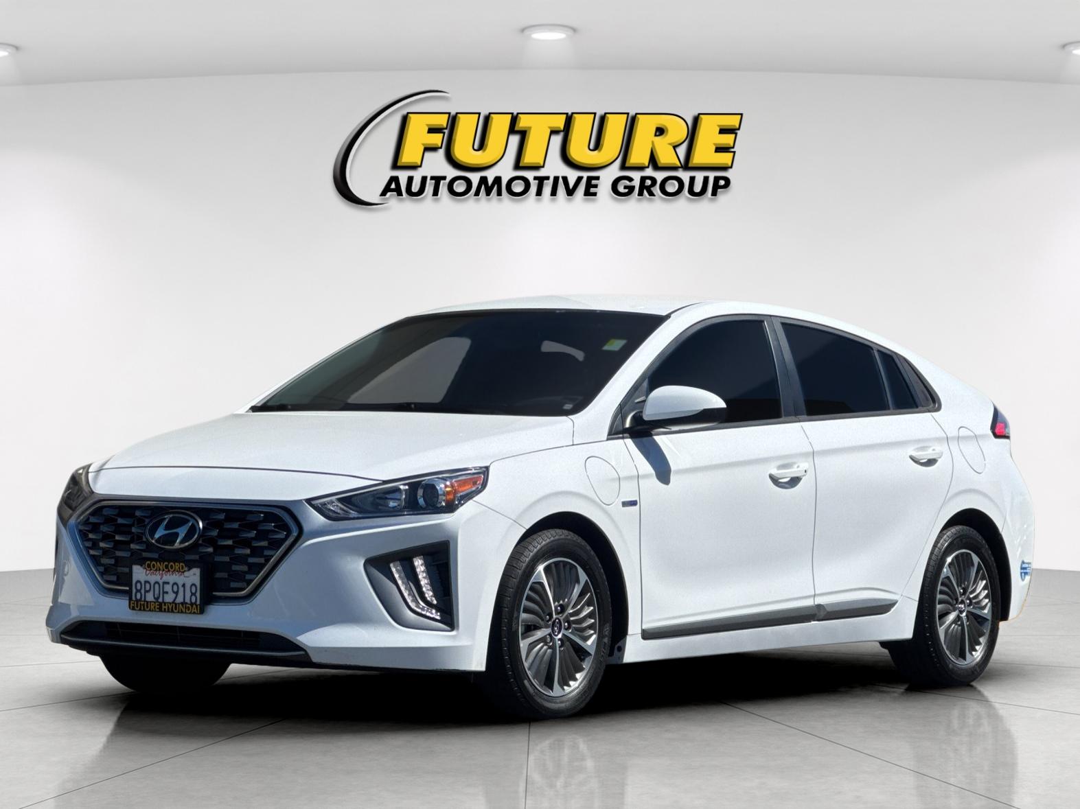 Used 2020 White Hyundai SE image 7