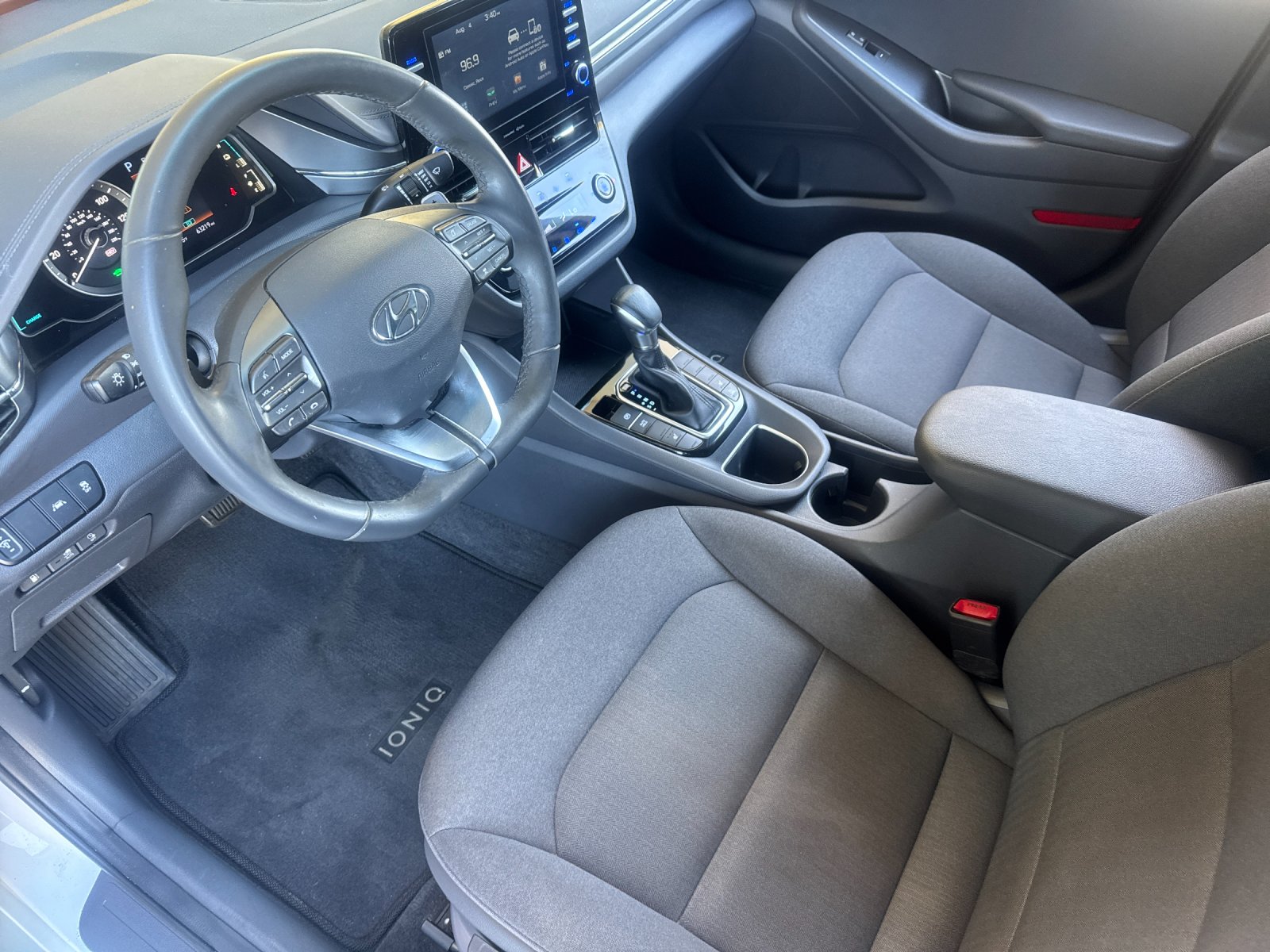 Used 2020 White Hyundai SE image 9